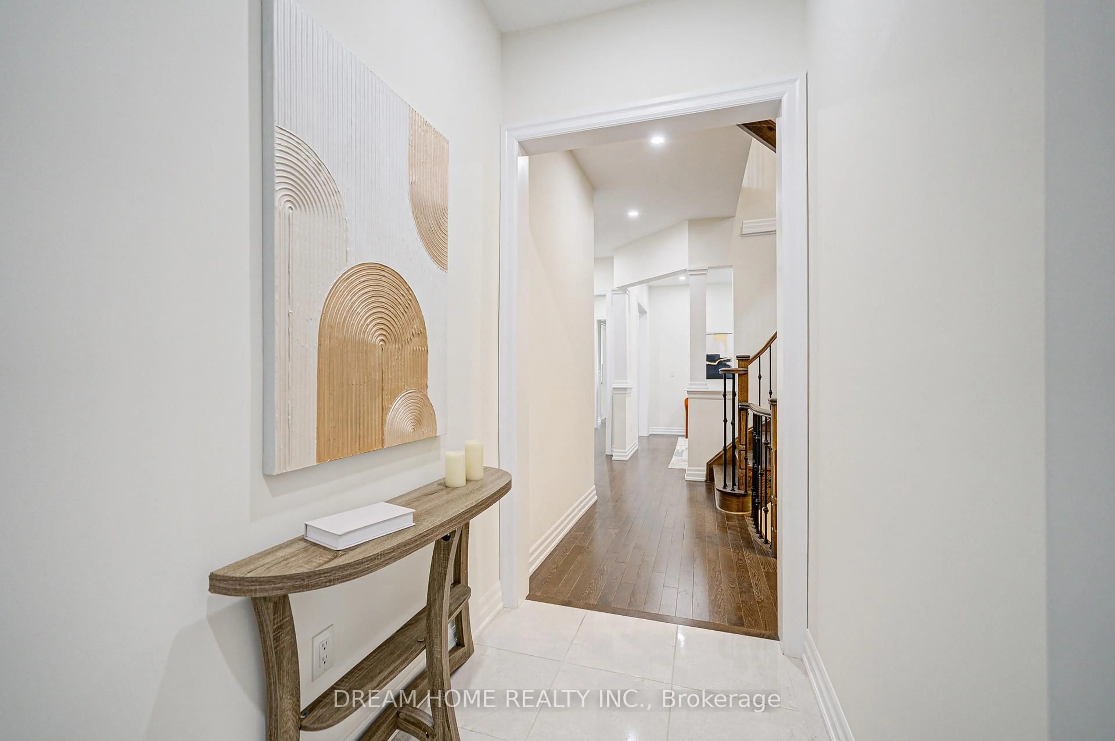 Indoor entryway for 113 Botelho Circ, Aurora Ontario L4G 3X3