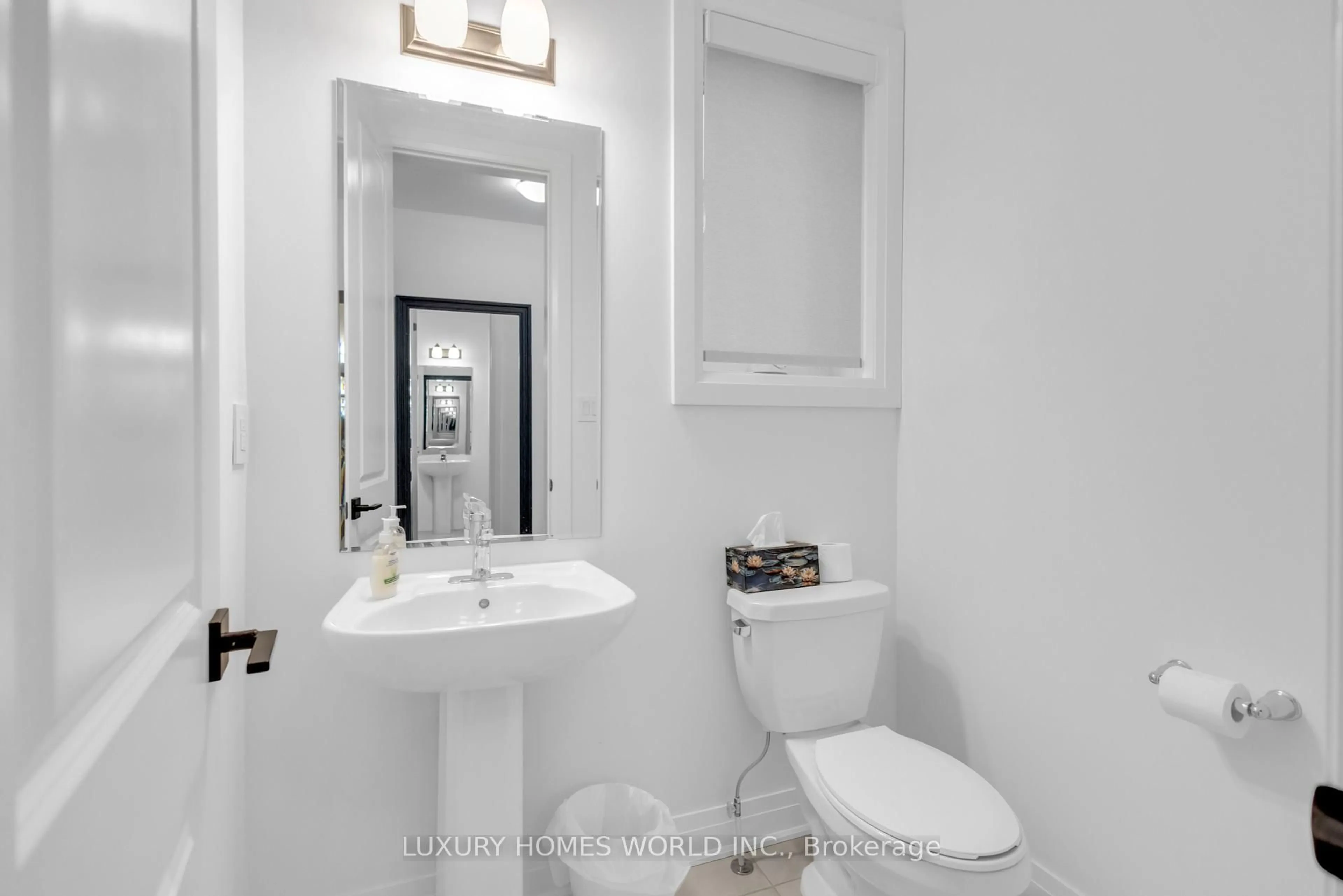 Standard bathroom, ceramic/tile floor for 657 Lamb St, Innisfil Ontario L9S 0R7