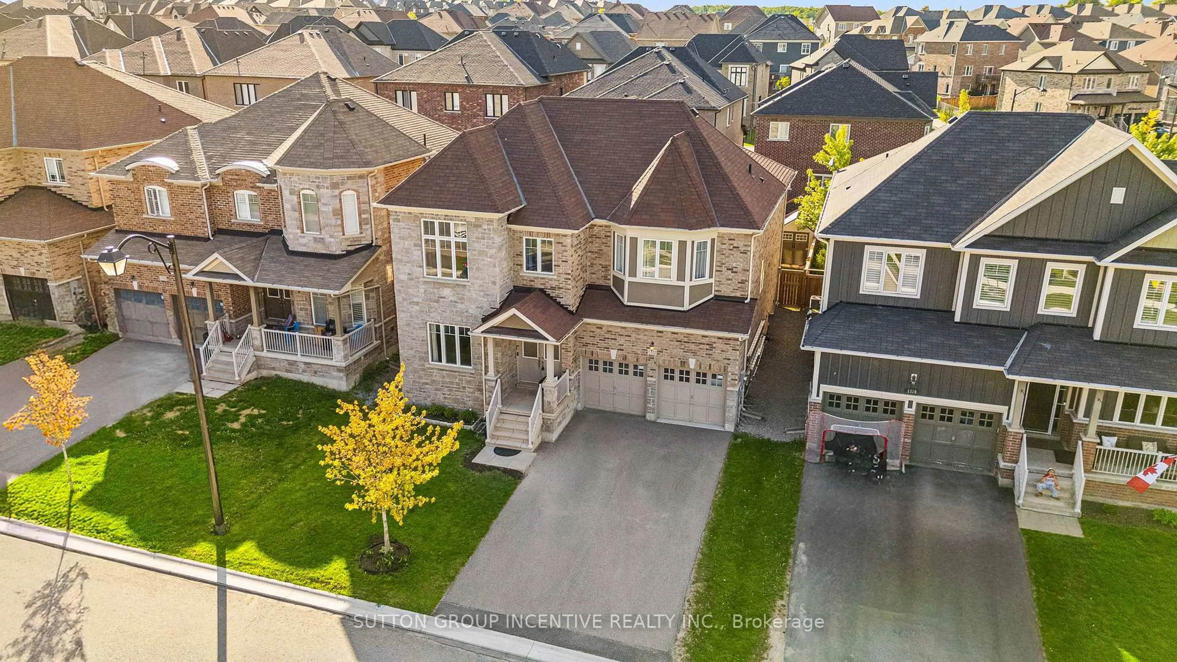 A pic from outside/outdoor area/front of a property/back of a property/a pic from drone, street for 1322 Bardeau St, Innisfil Ontario L0L 1W0