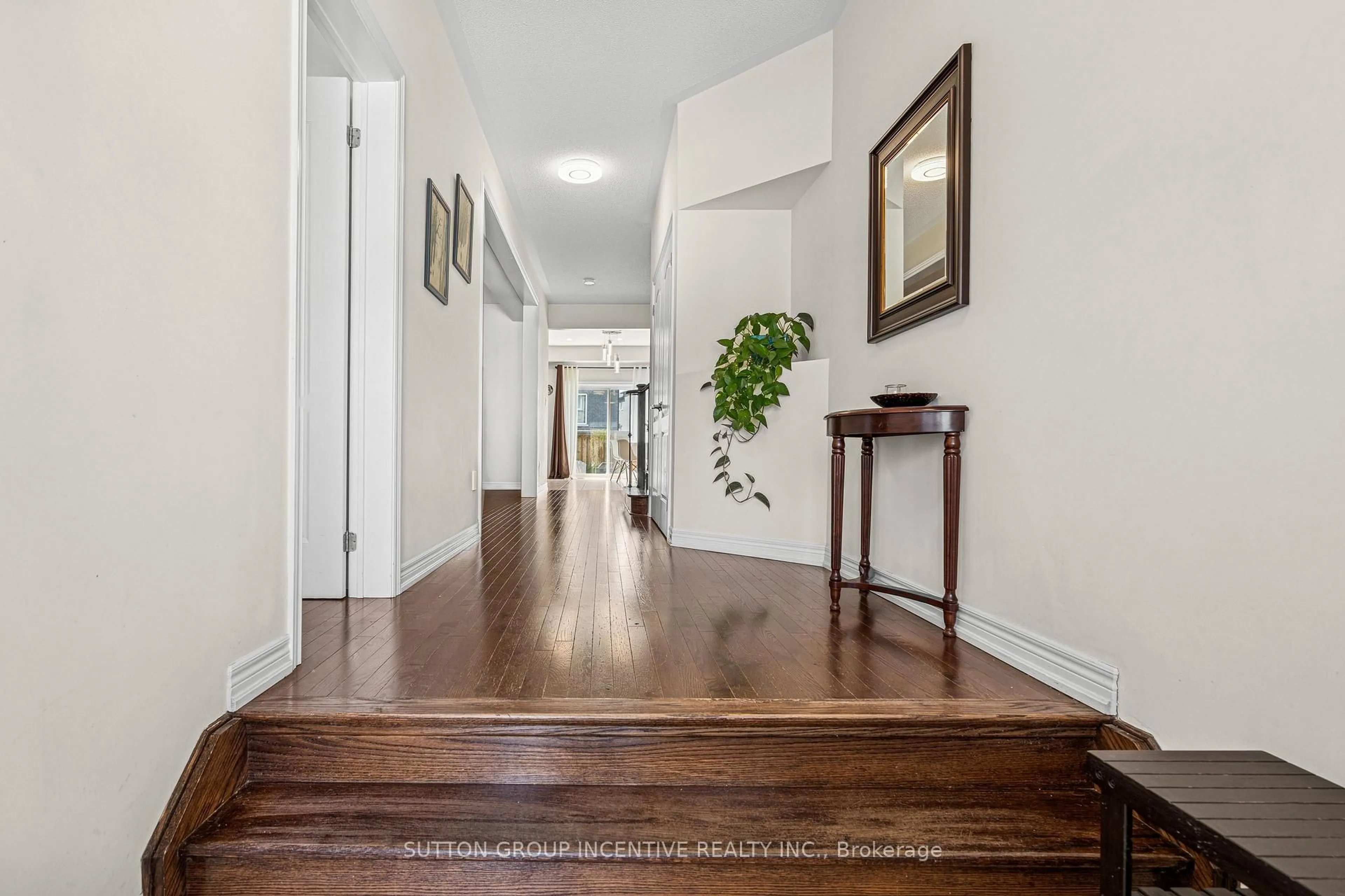 Indoor foyer for 1322 Bardeau St, Innisfil Ontario L0L 1W0