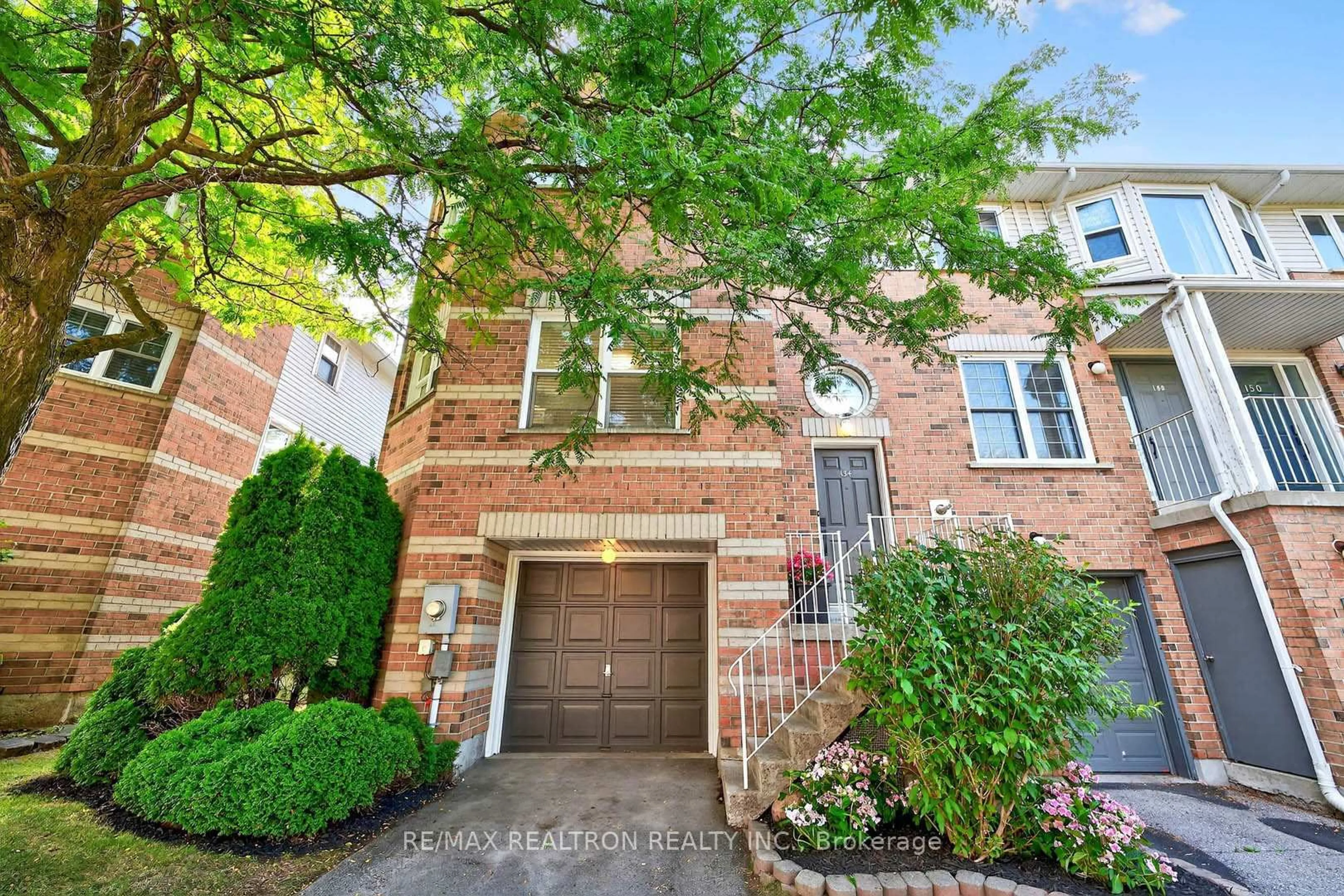 Home with brick exterior material, street for 154 Brandy Lane Way, Newmarket Ontario L3Y 8P7