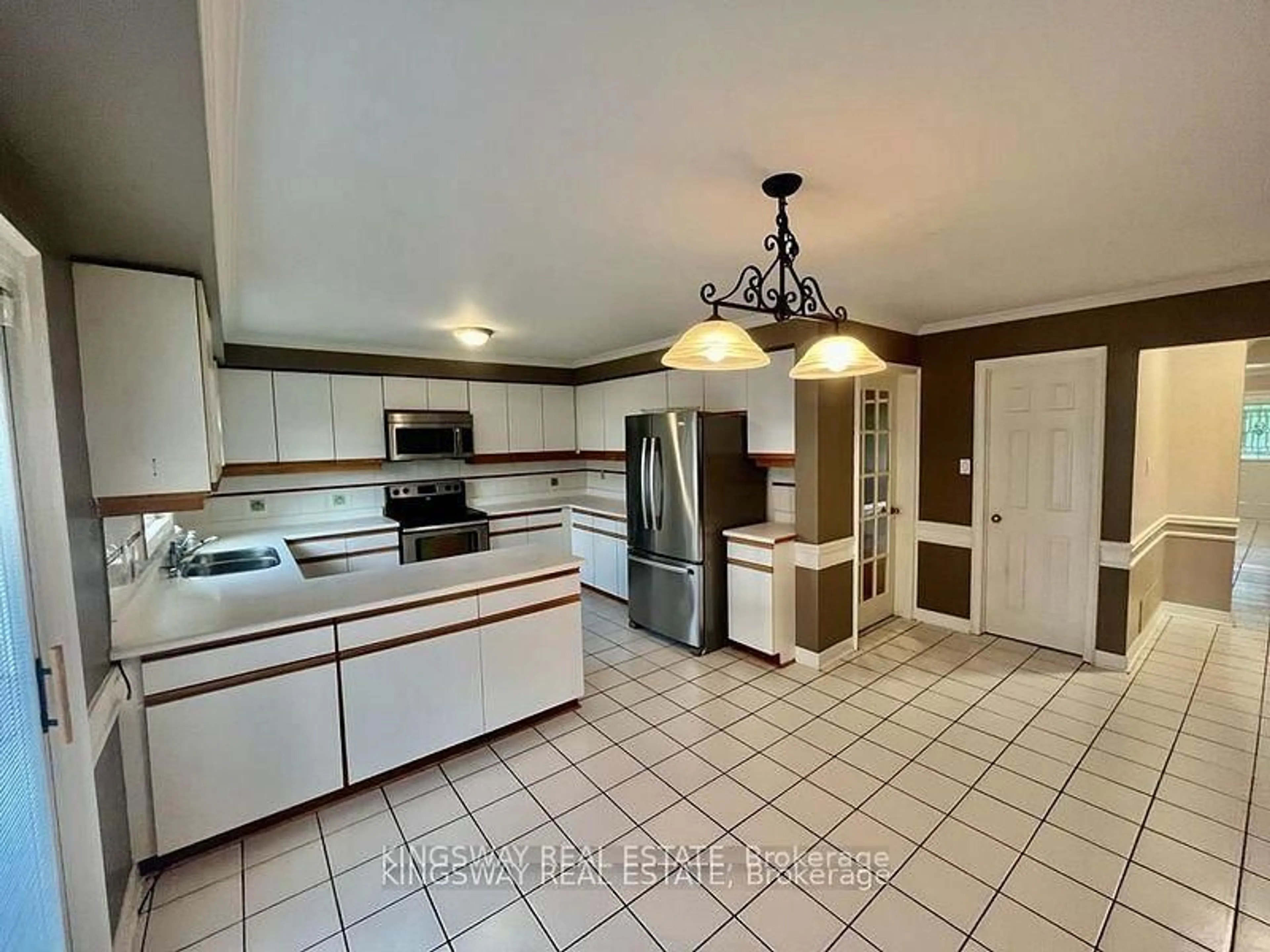 Open concept kitchen, ceramic/tile floor for 325 Salisbury Lane, Newmarket Ontario L3Y 8A6