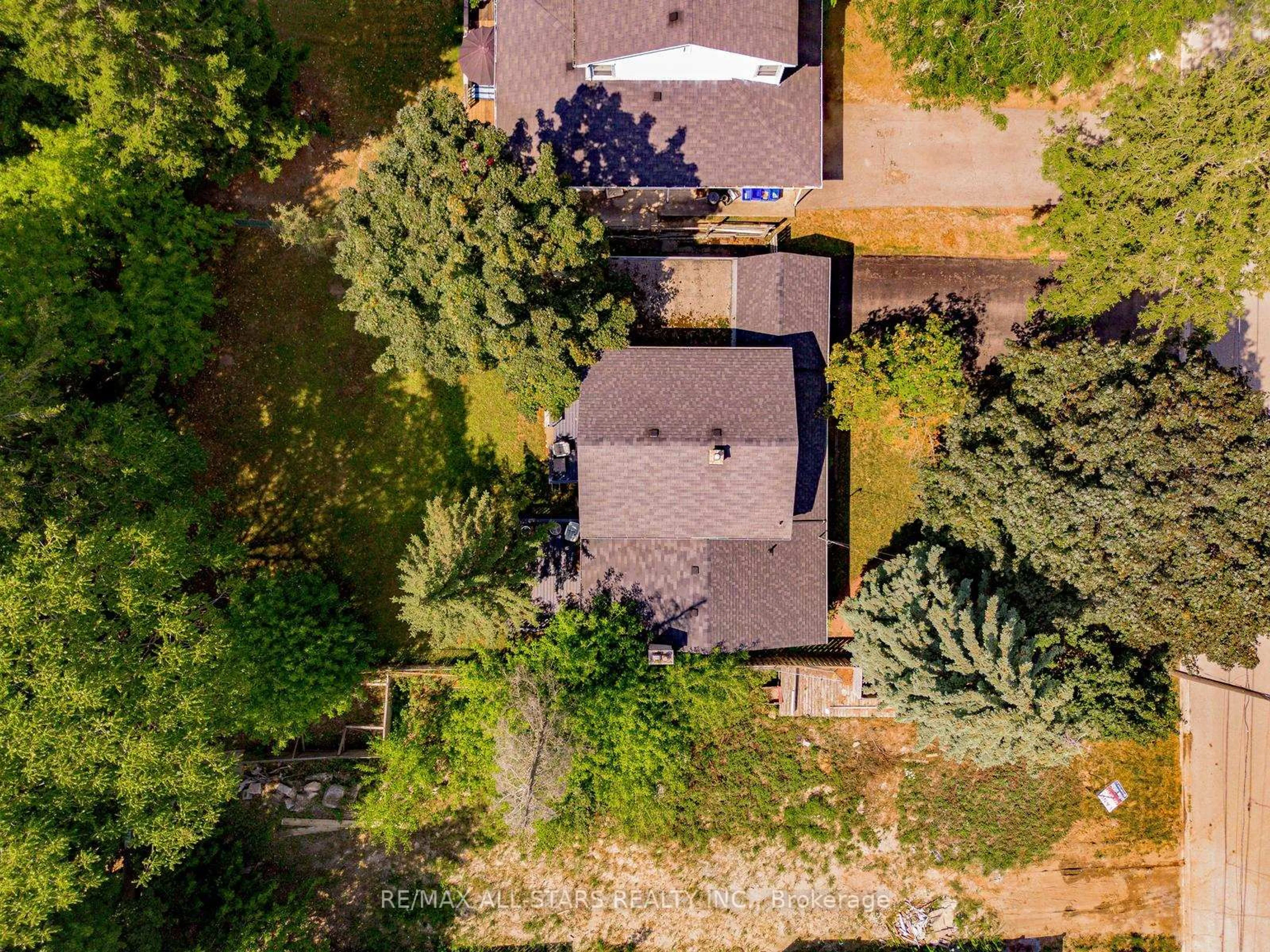 A pic from outside/outdoor area/front of a property/back of a property/a pic from drone, forest/trees view for 6 Elizabeth St, Markham Ontario L3P 2B4