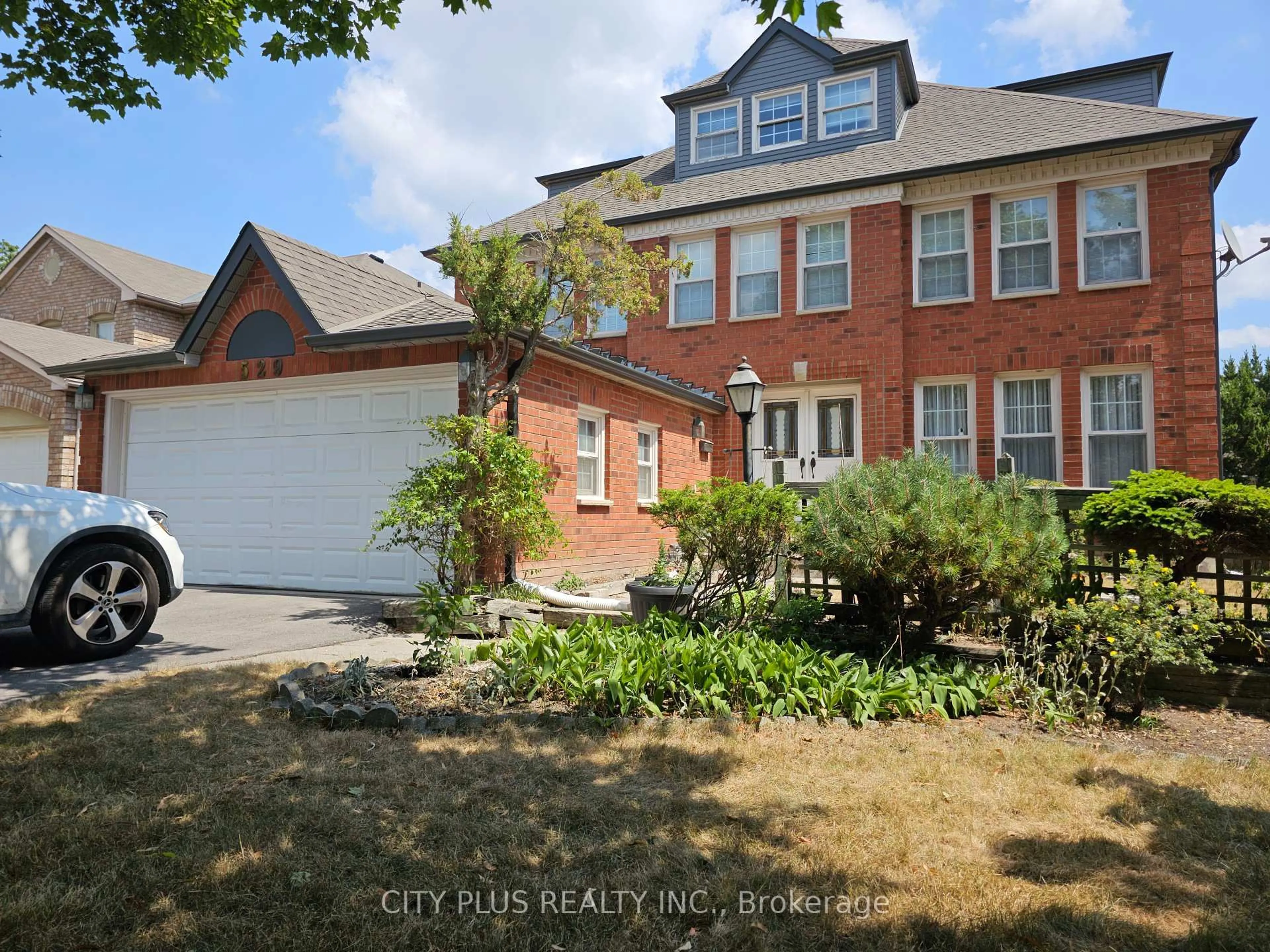 A pic from outside/outdoor area/front of a property/back of a property/a pic from drone, street for 529 Village Pkwy, Markham Ontario L3R 9N2