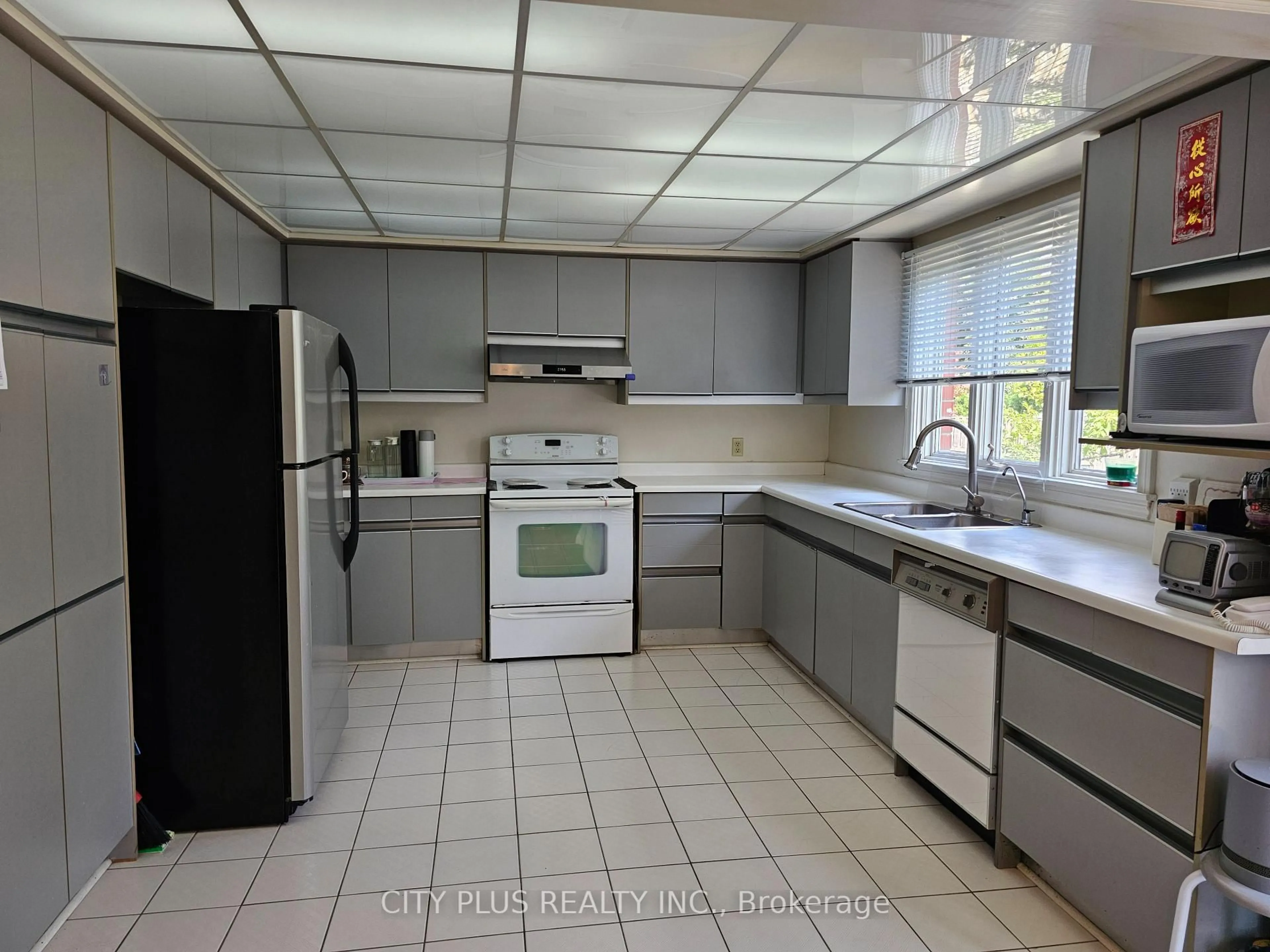 Standard kitchen, ceramic/tile floor for 529 Village Pkwy, Markham Ontario L3R 9N2