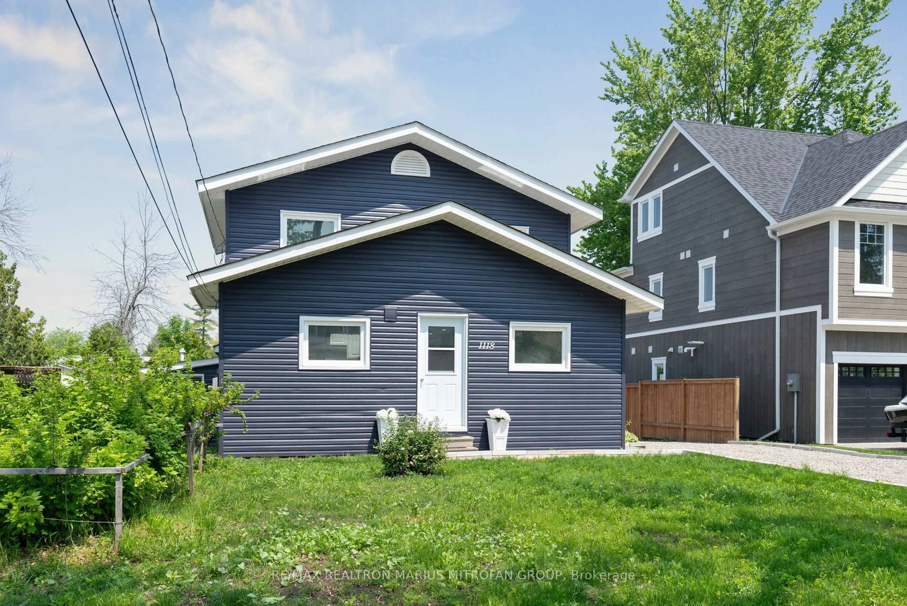 Home with vinyl exterior material, street for 1118 Stoney Point Rd, Innisfil Ontario L0L 1W0