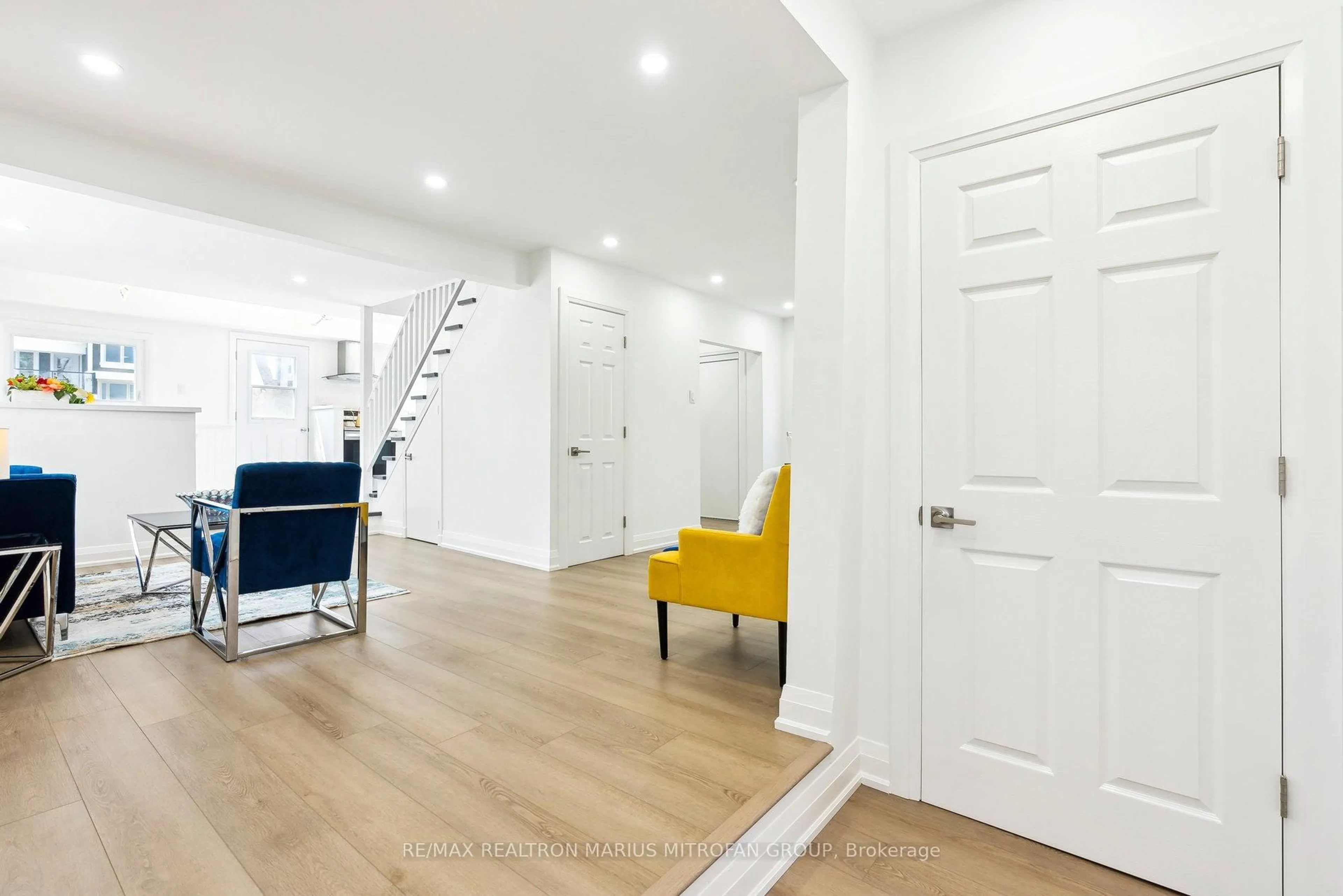 Indoor entryway for 1118 Stoney Point Rd, Innisfil Ontario L0L 1W0