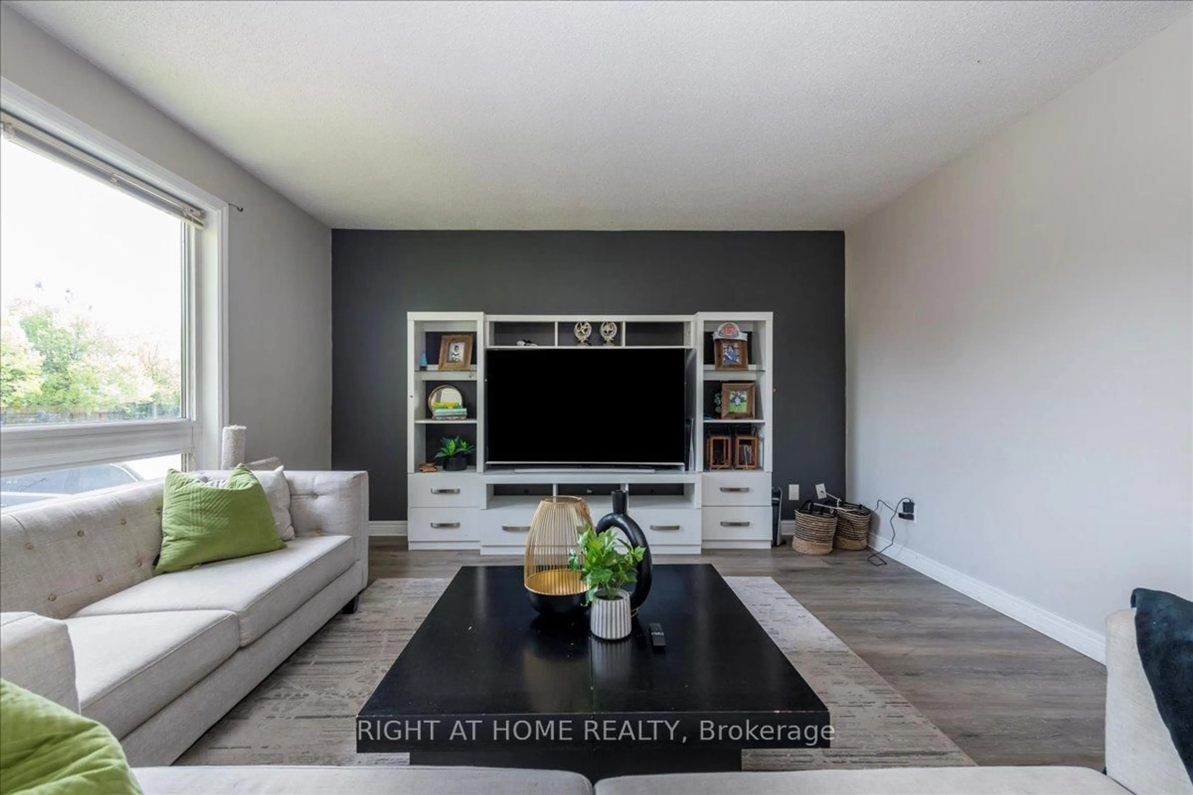 Home theater for 70 metro Rd, Georgina Ontario L4P 1W1