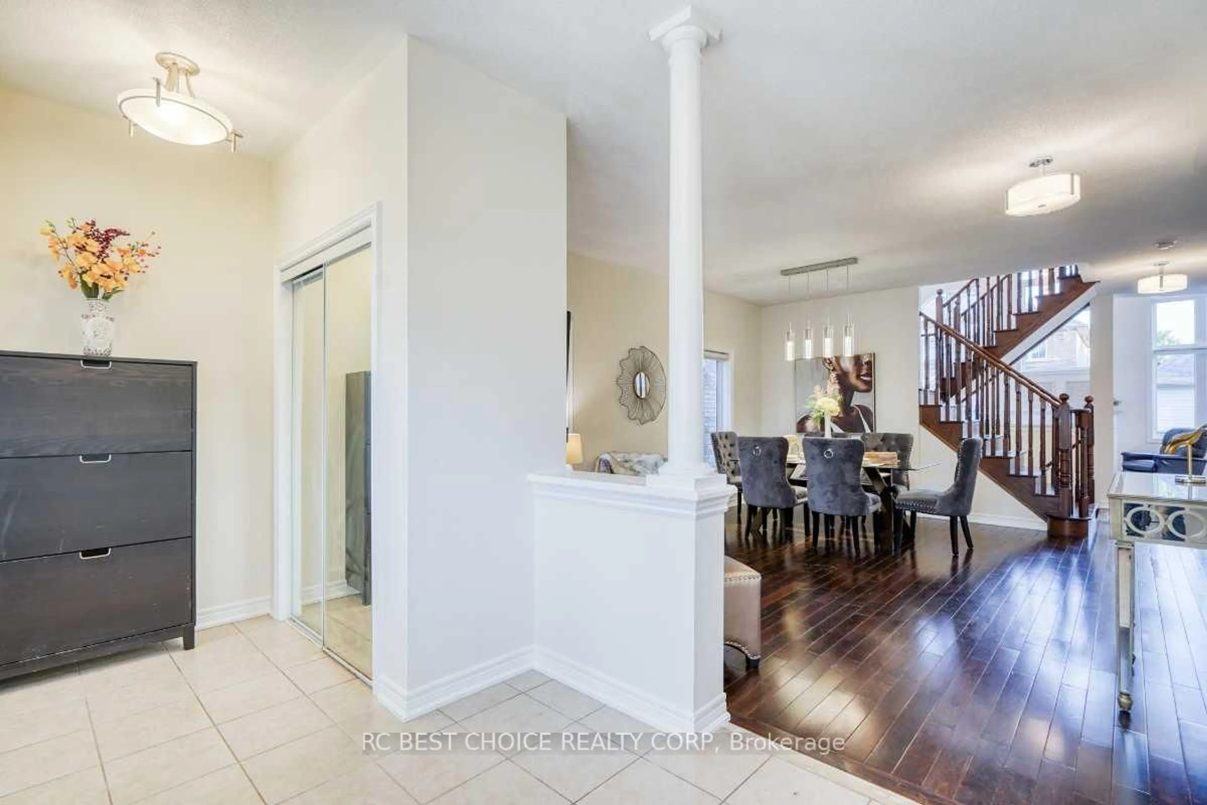 Indoor foyer for 37 Bud Leggett Cres, Georgina Ontario L4P 0B7