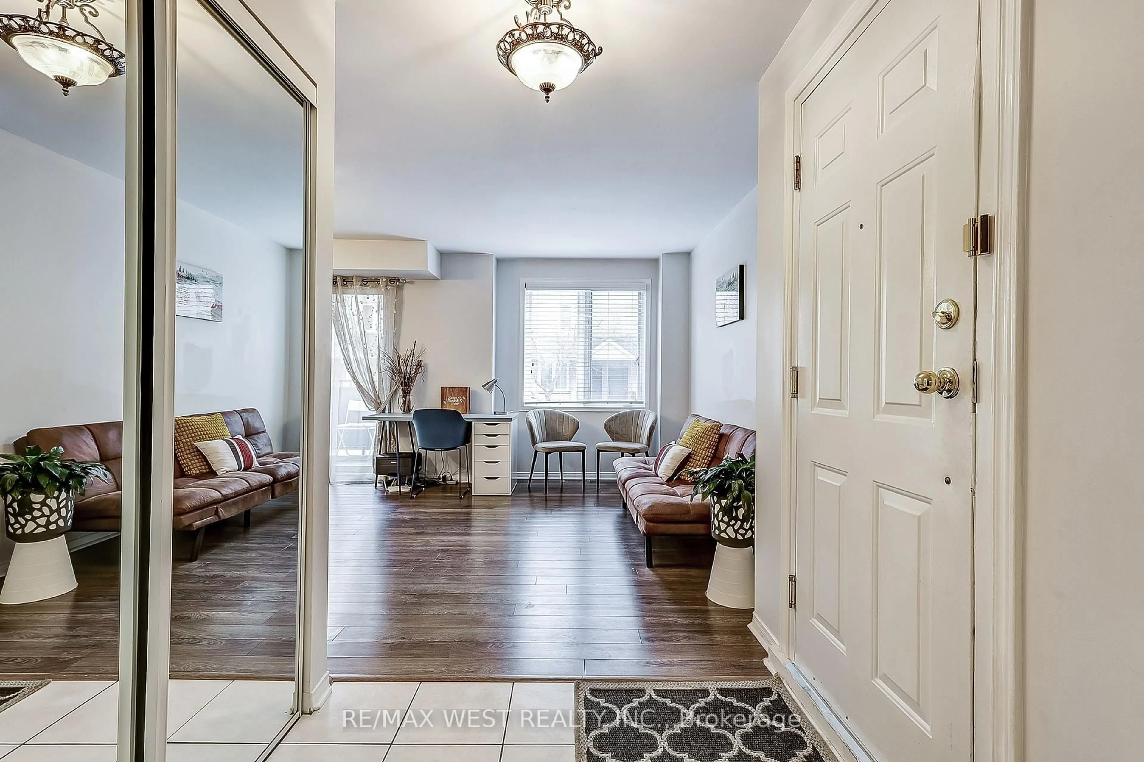 Indoor entryway for 75 WELDRICK Rd #722, Richmond Hill Ontario L4C 0H9