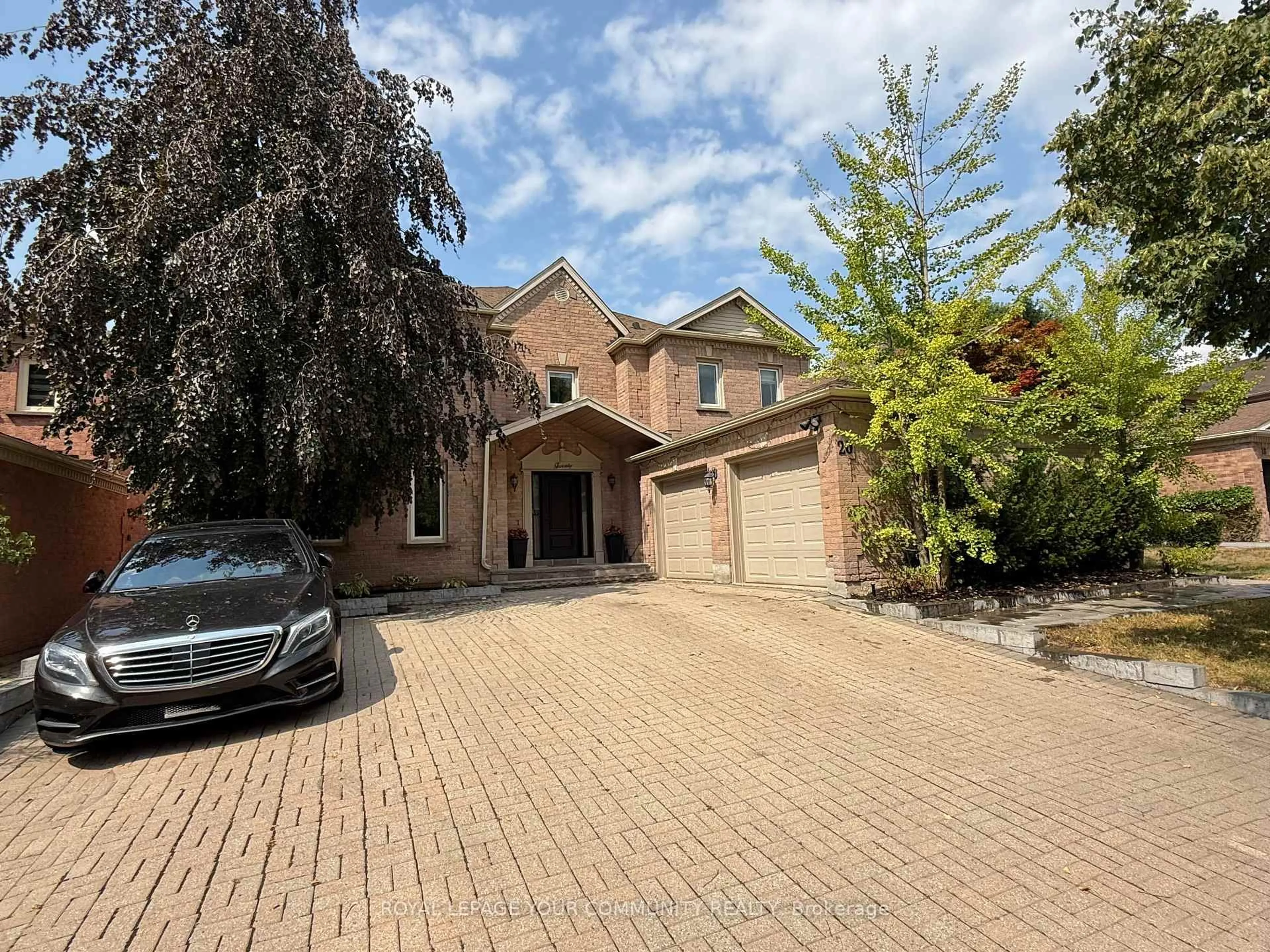 A pic from outside/outdoor area/front of a property/back of a property/a pic from drone, street for 20 White Lodge Cres, Richmond Hill Ontario L4C 8Z7