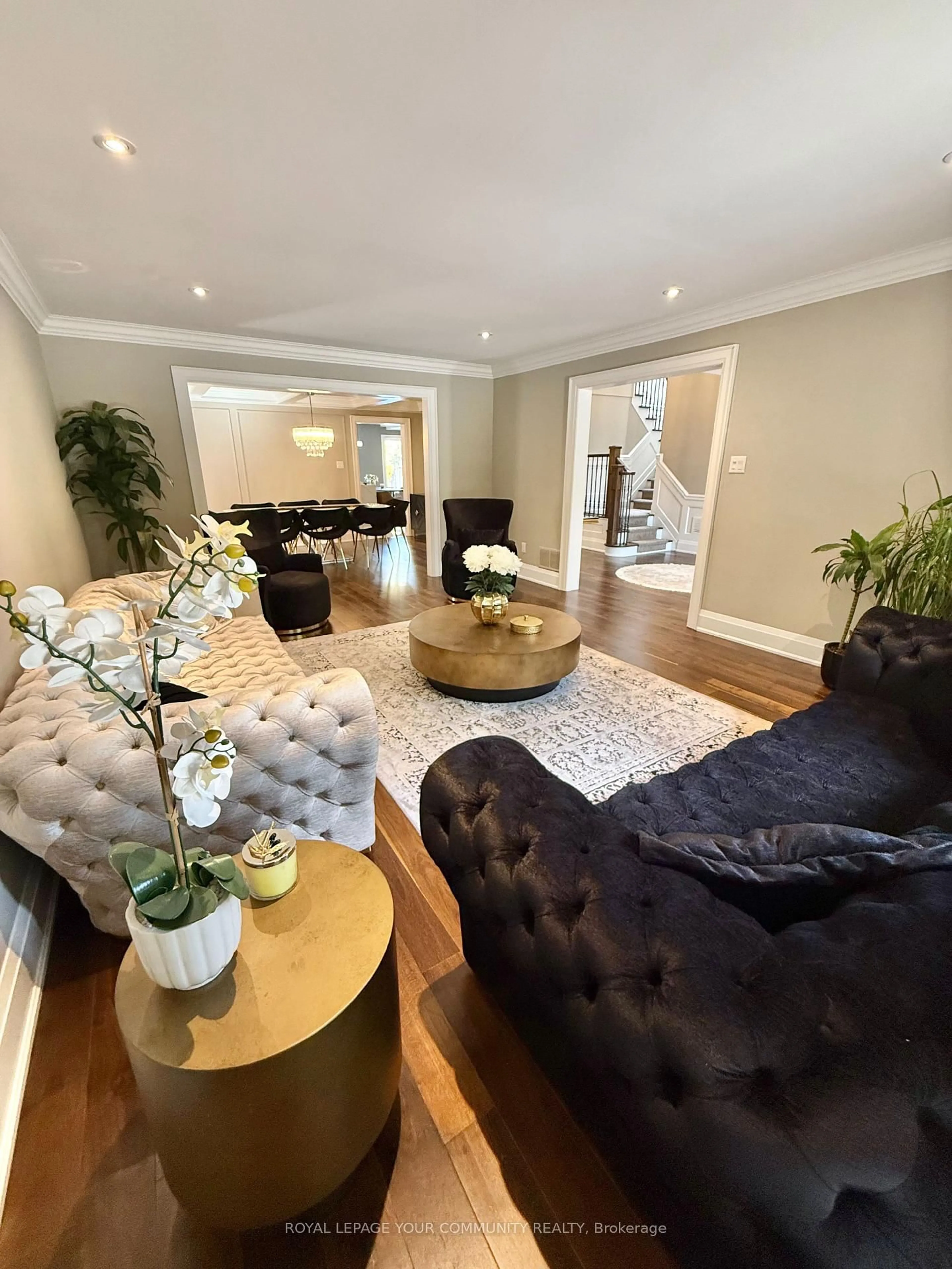 Living room with furniture, wood/laminate floor for 20 White Lodge Cres, Richmond Hill Ontario L4C 8Z7