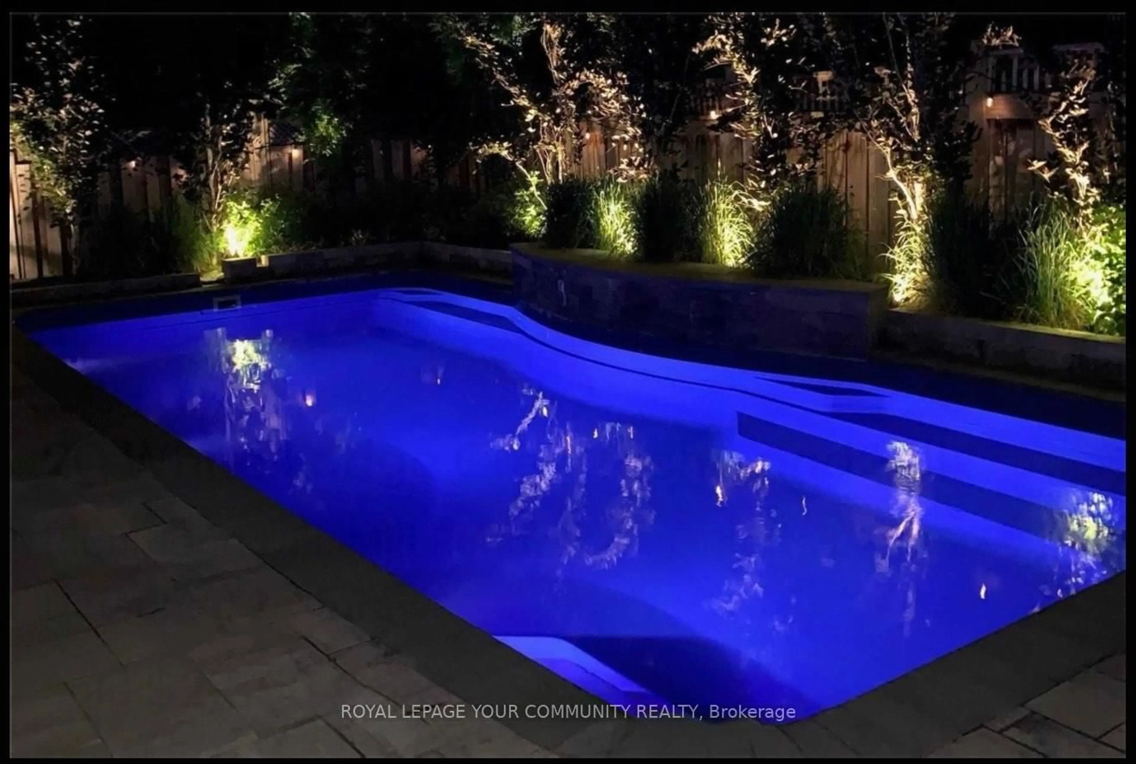 Pool for 20 White Lodge Cres, Richmond Hill Ontario L4C 8Z7