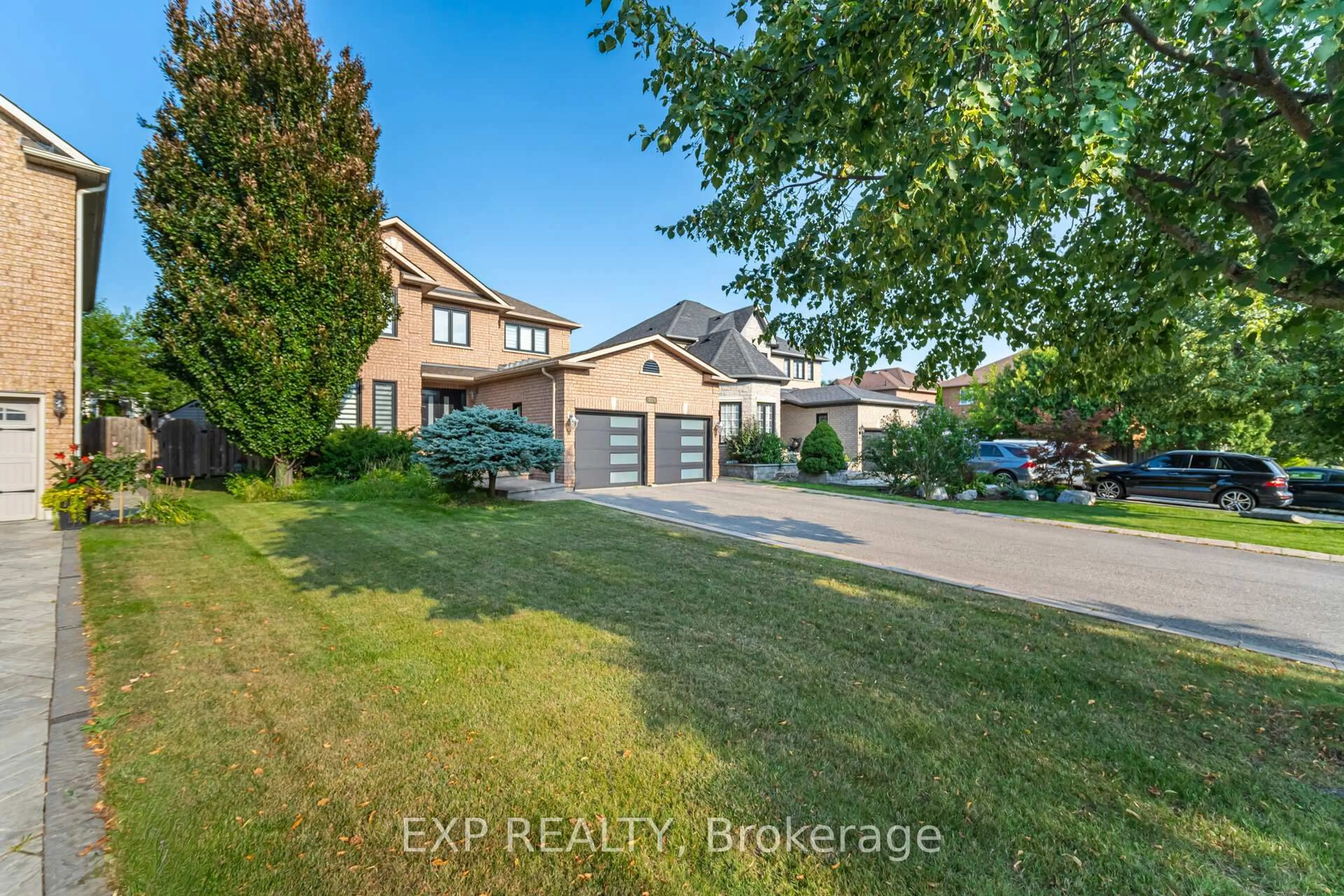 A pic from outside/outdoor area/front of a property/back of a property/a pic from drone, street for 211 Fletcher Dr, Vaughan Ontario L6A 2G1
