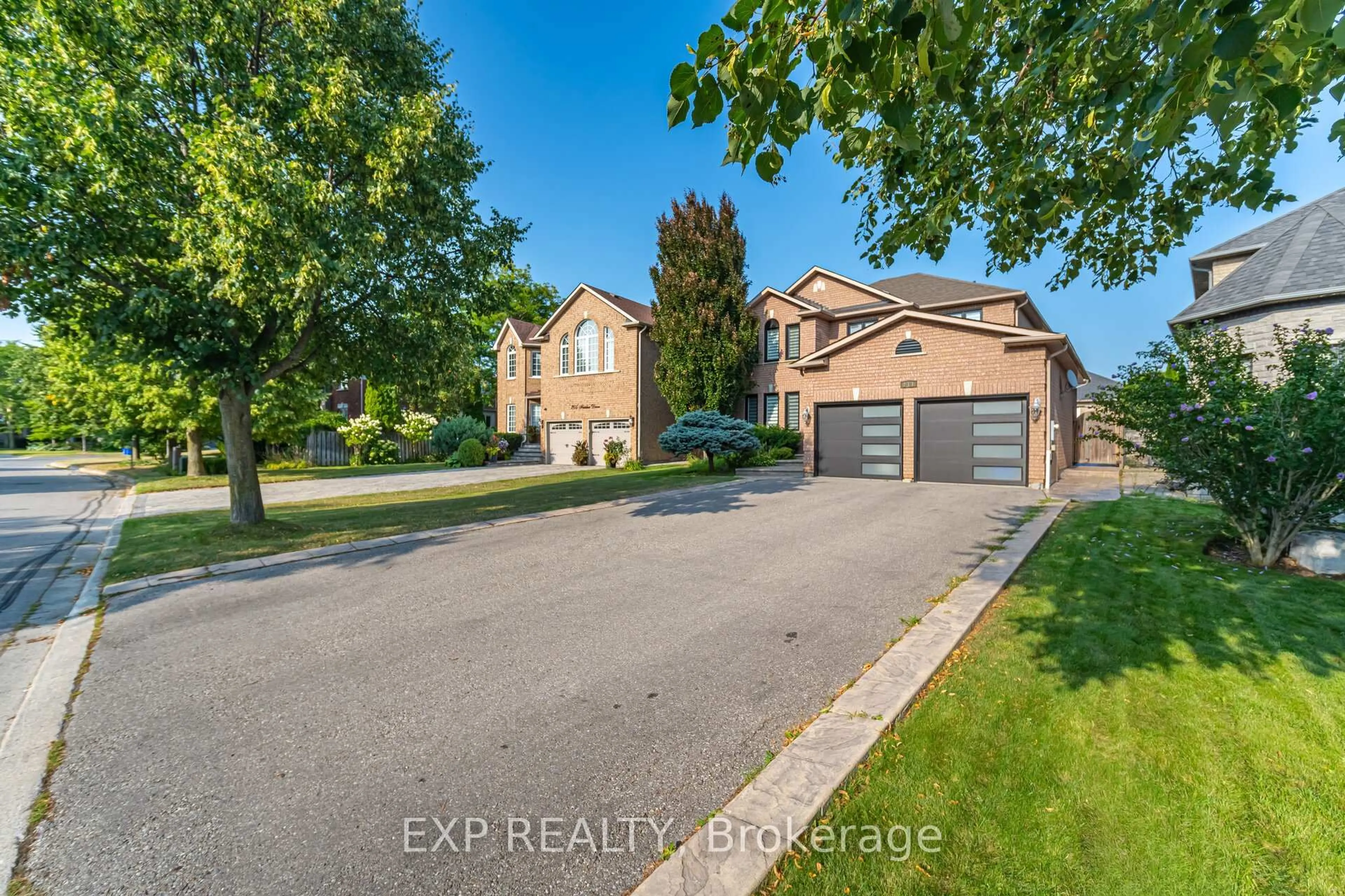 A pic from outside/outdoor area/front of a property/back of a property/a pic from drone, street for 211 Fletcher Dr, Vaughan Ontario L6A 2G1