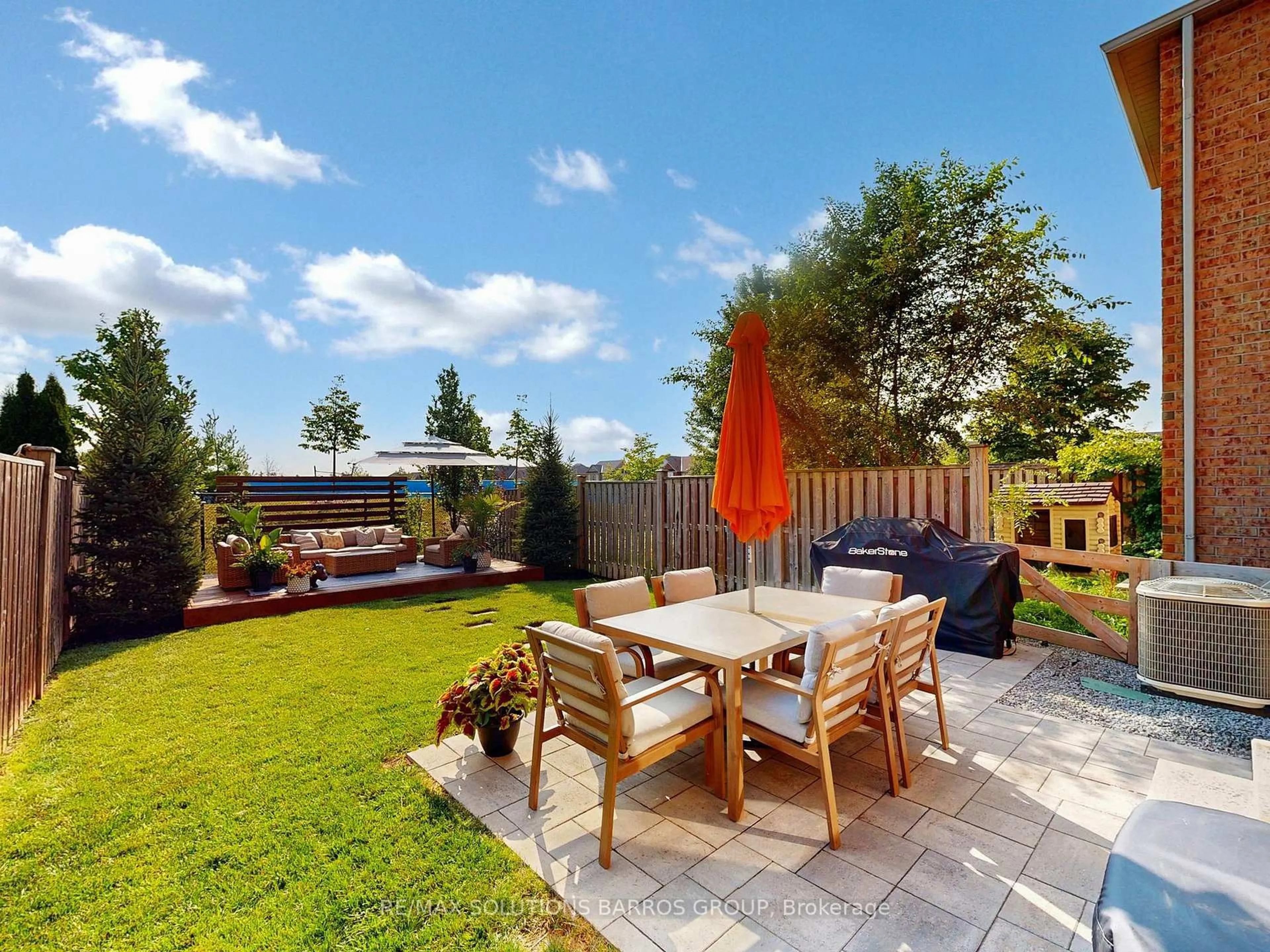 Patio, street for 16 Cabin Trail Cres, Whitchurch-Stouffville Ontario L4A 0S6