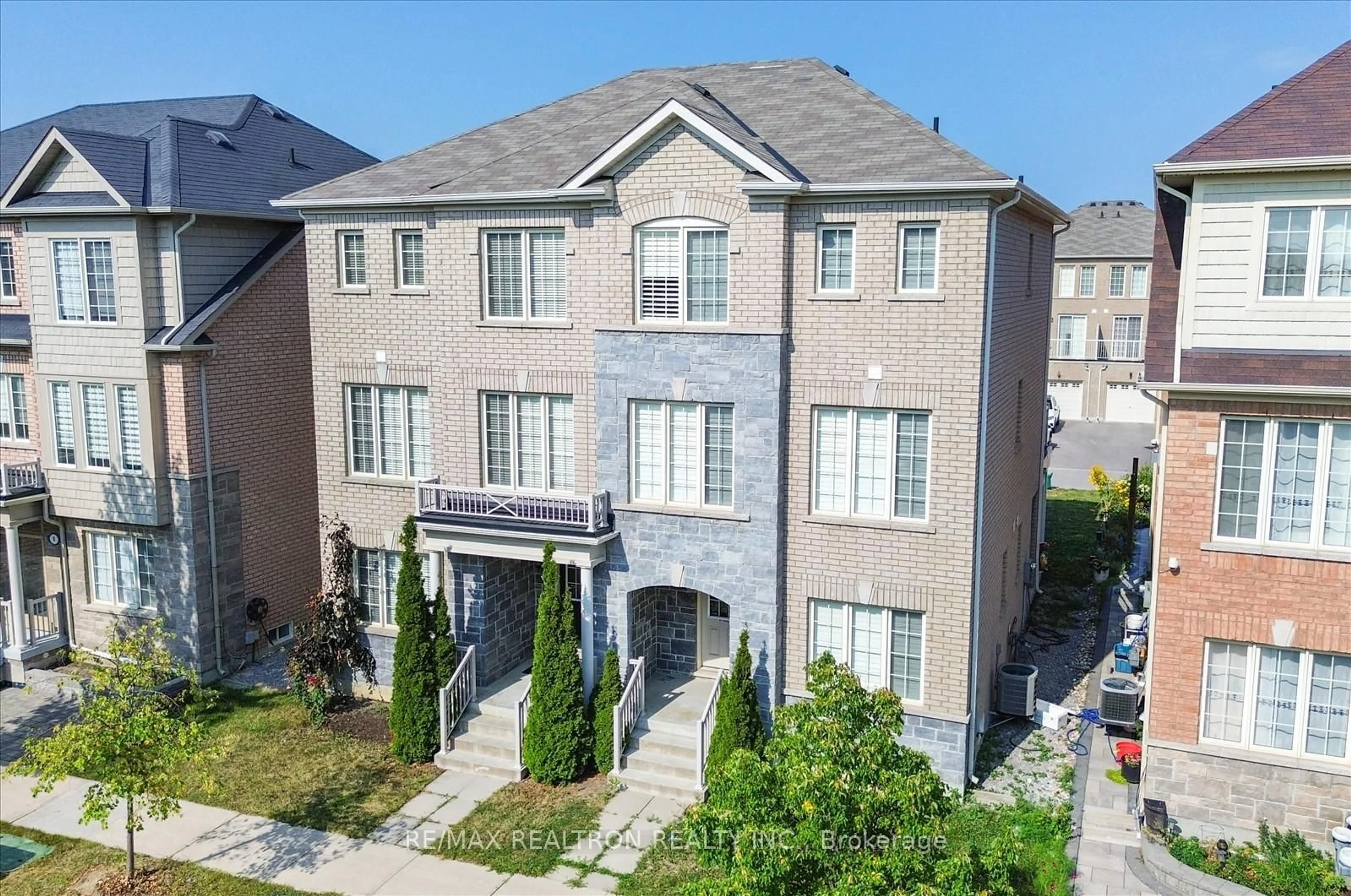 A pic from outside/outdoor area/front of a property/back of a property/a pic from drone, street for 10 Toulouse Crt, Markham Ontario L6B 1J5