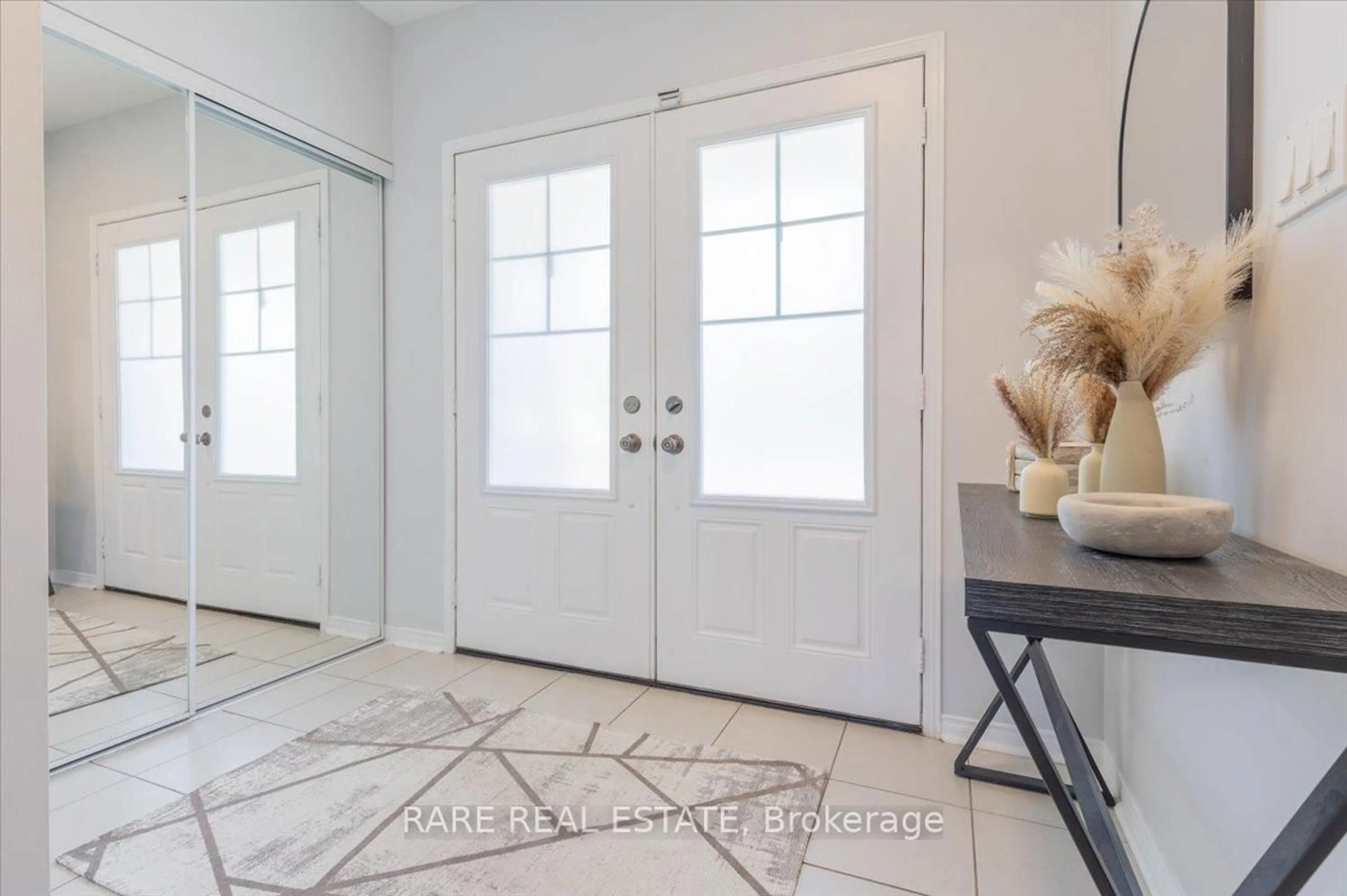 Indoor entryway for 6 Cherry Lane, New Tecumseth Ontario L9R 0M1