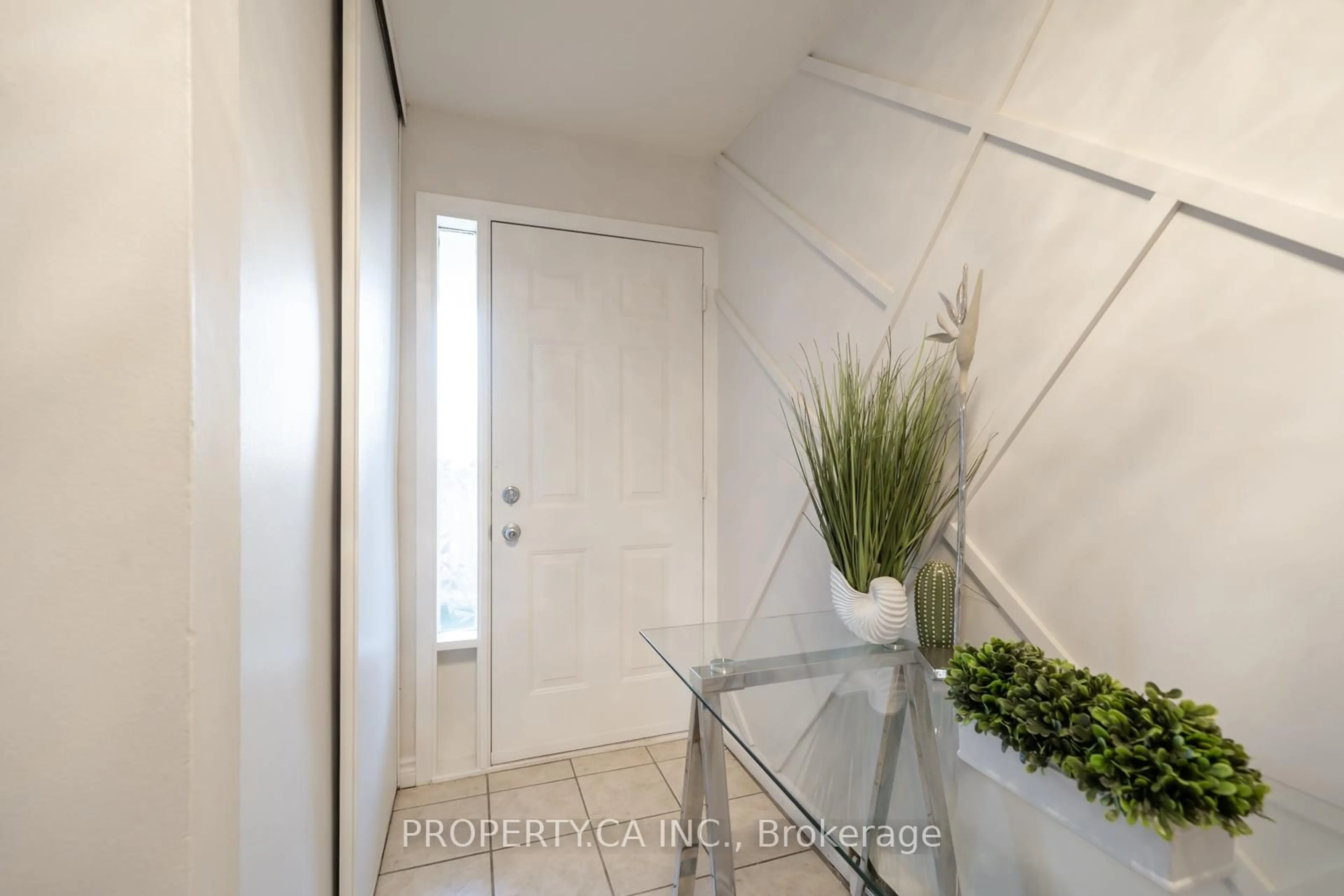Indoor entryway for 311 Milestone Cres #146, Aurora Ontario L4G 3M2
