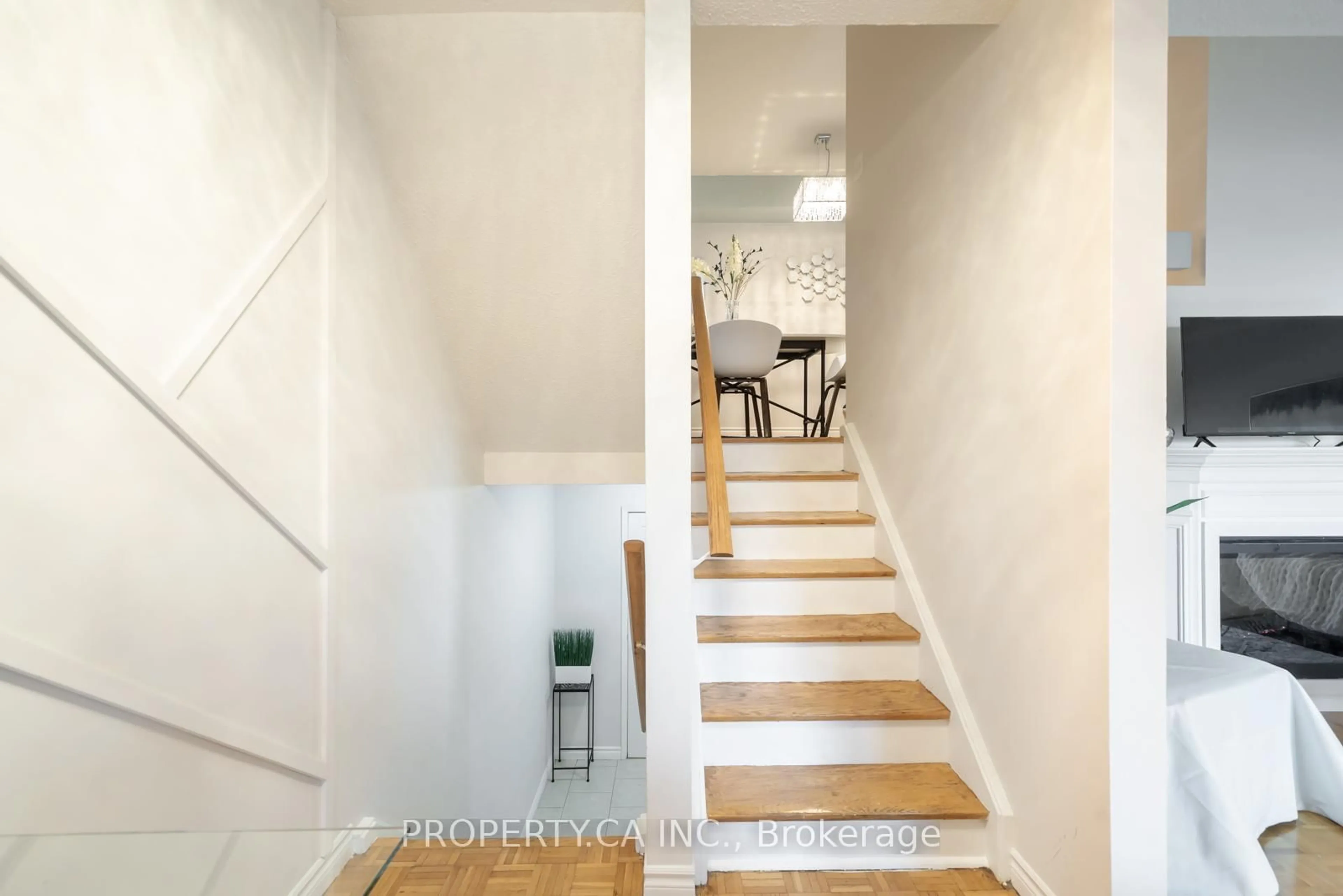 Indoor entryway for 311 Milestone Cres #146, Aurora Ontario L4G 3M2