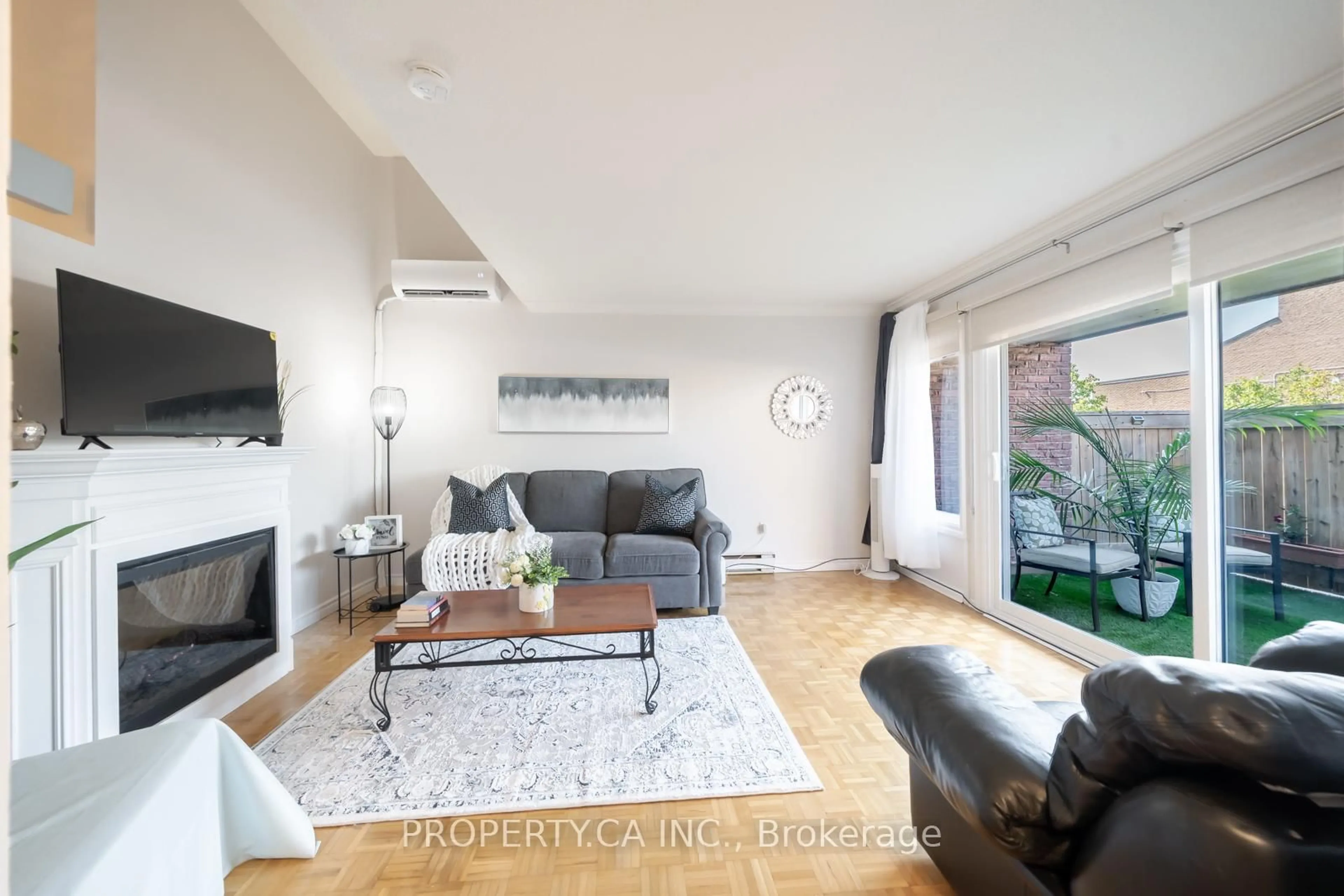 Living room with furniture, wood/laminate floor for 311 Milestone Cres #146, Aurora Ontario L4G 3M2