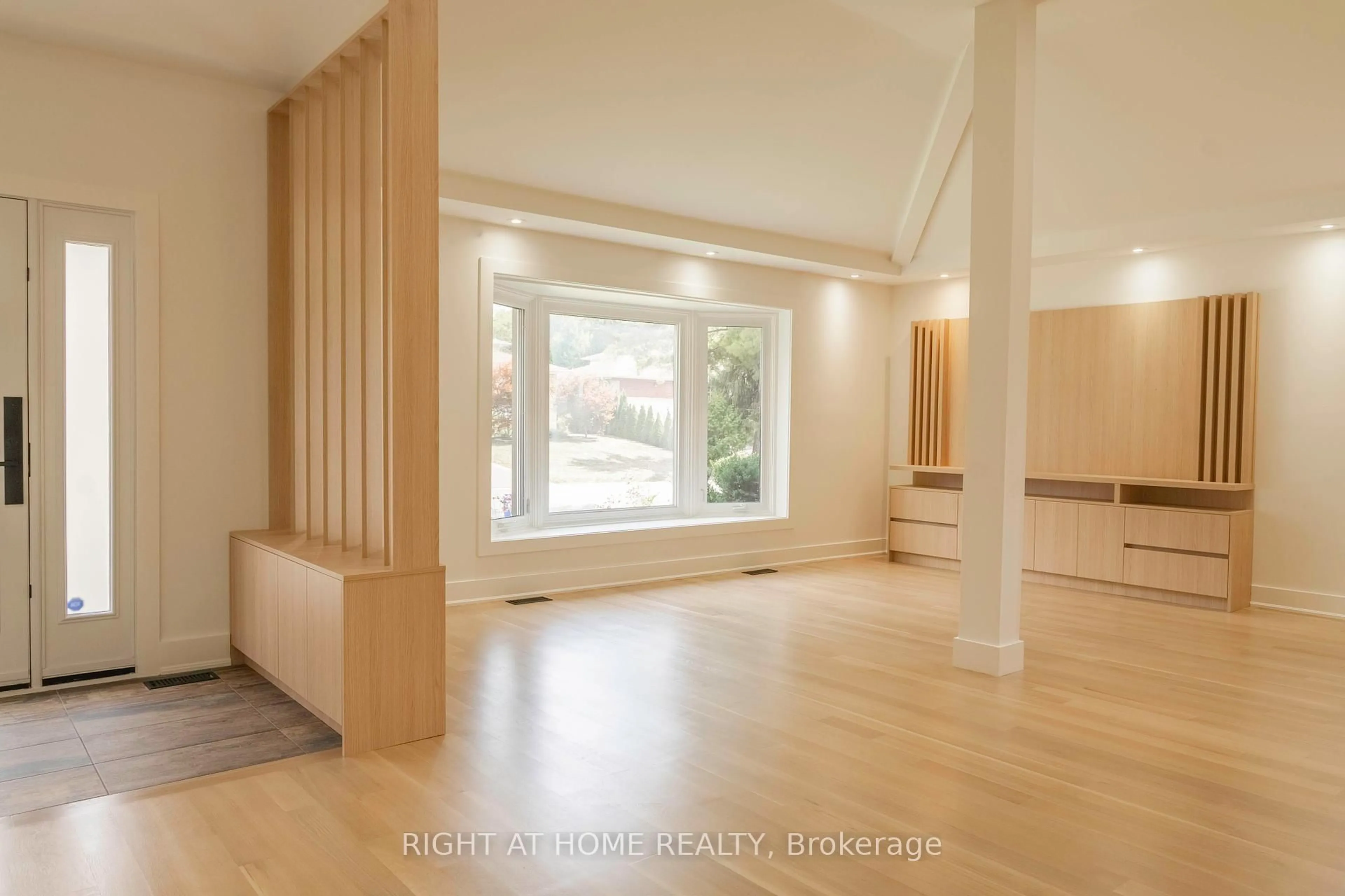 Indoor foyer for 34 Wildrose Cres, Markham Ontario L3T 1N5