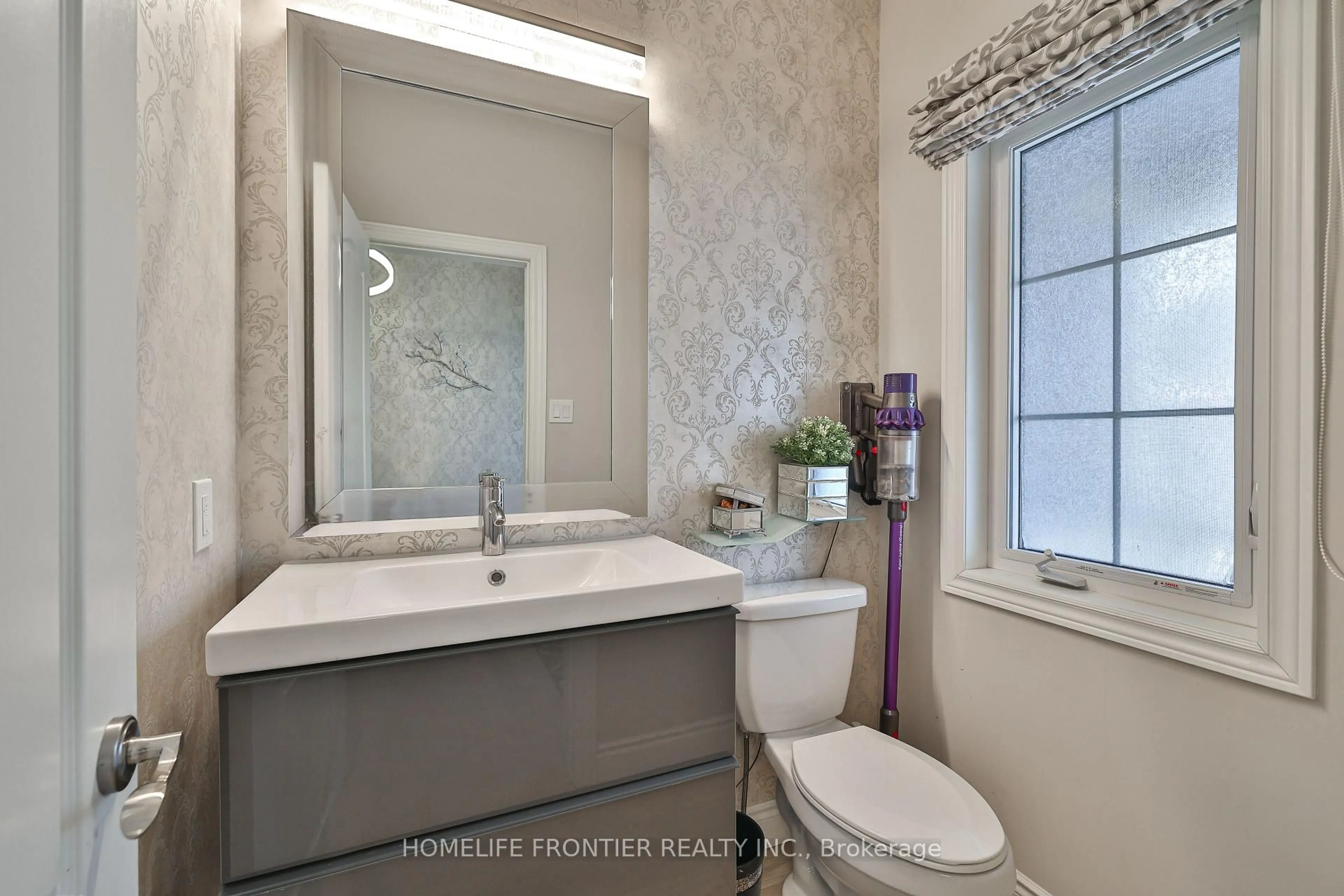 Contemporary bathroom, ceramic/tile floor for 14 Charmuse Lane, East Gwillimbury Ontario L9N 0N7