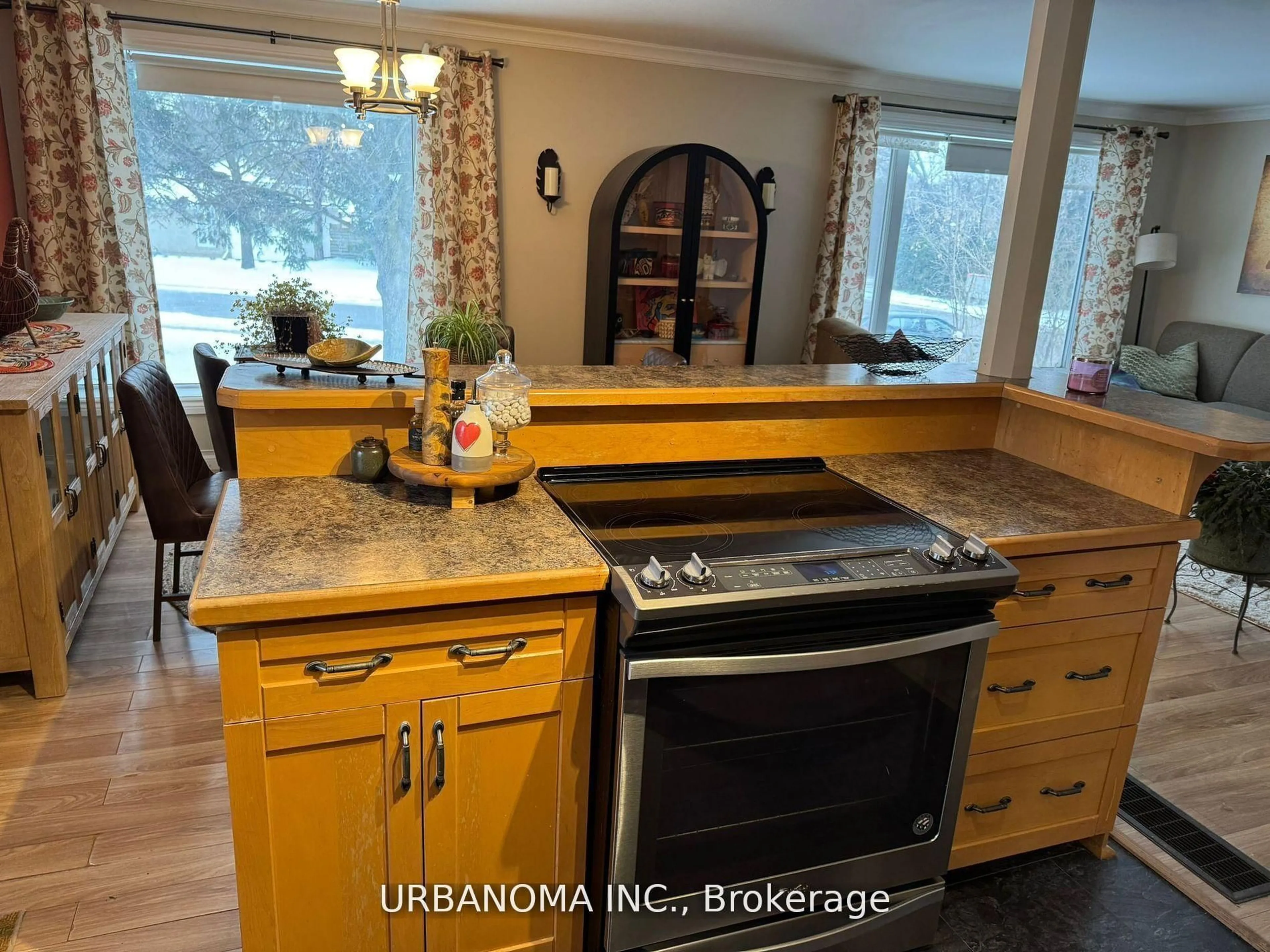 Unknown for 25 Algonquin Cres, Aurora Ontario L4G 3E6