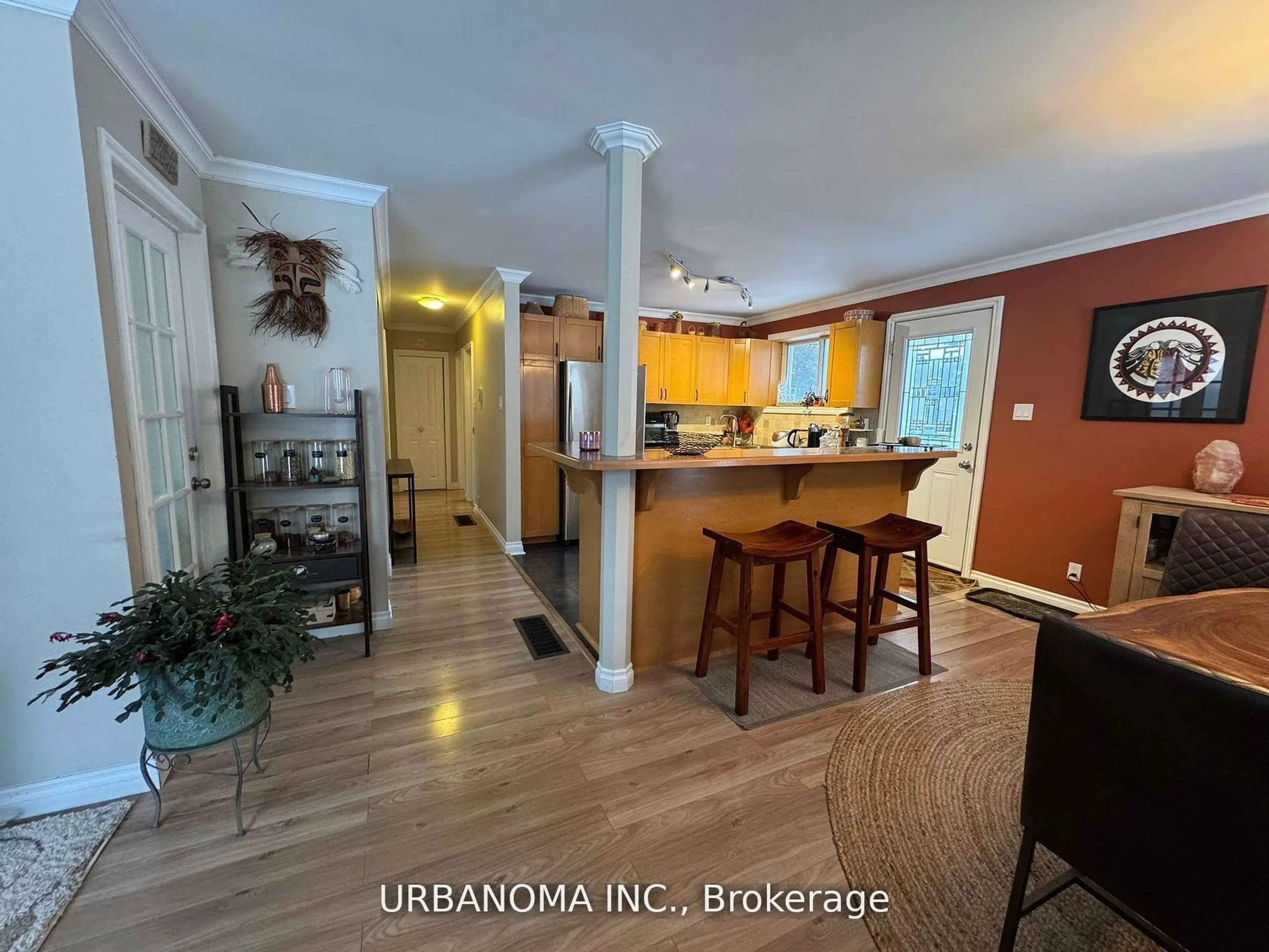 Open concept kitchen, ceramic/tile floor for 25 Algonquin Cres, Aurora Ontario L4G 3E6