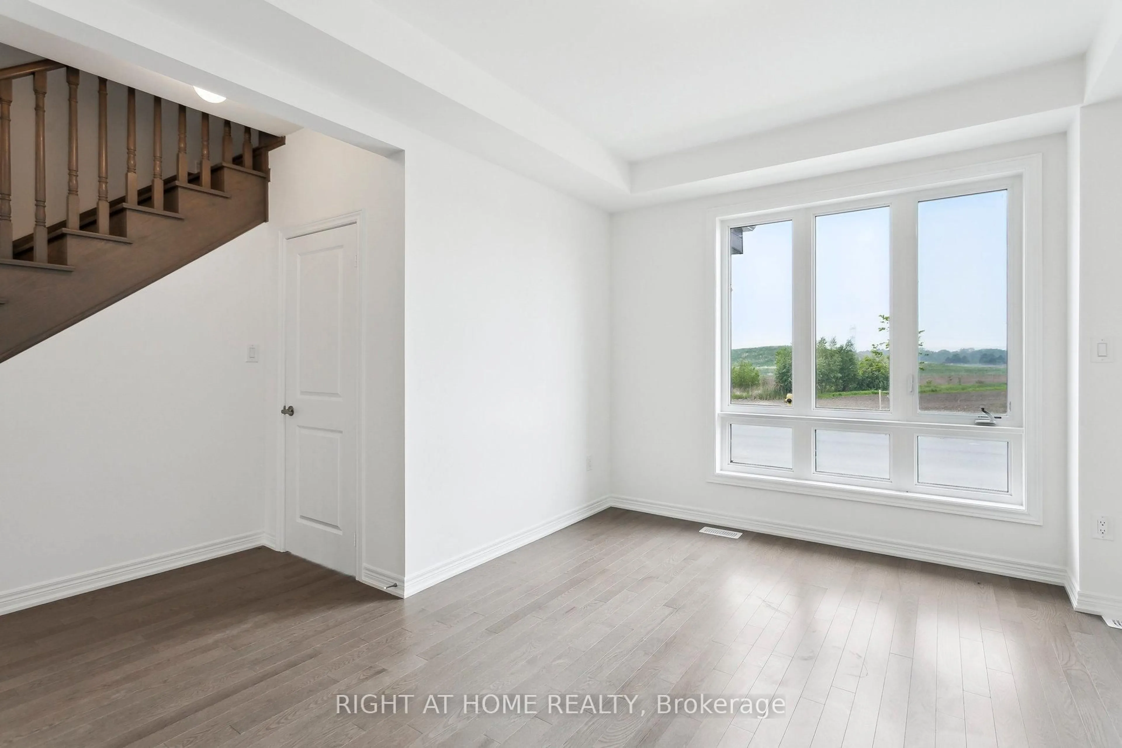 A pic of a room for 10173 Huntington Rd, Vaughan Ontario L4H 5J5