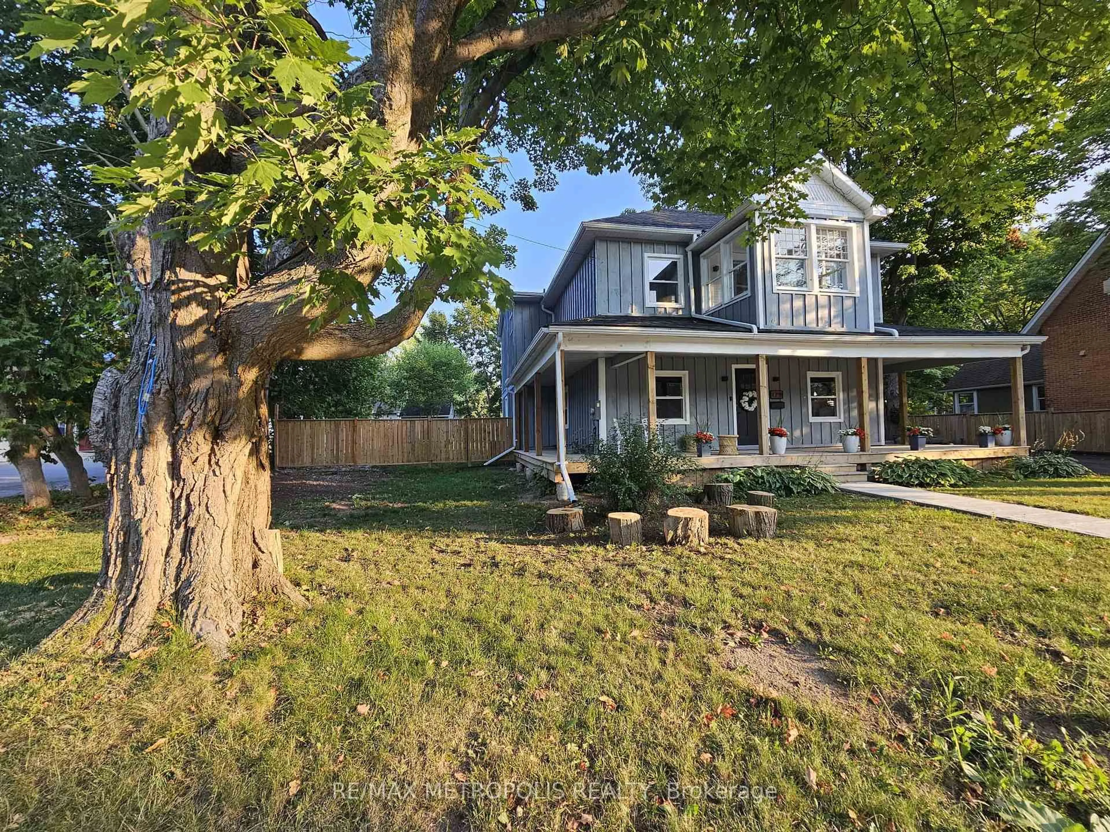 A pic from outside/outdoor area/front of a property/back of a property/a pic from drone, street for 179 Church St, Georgina Ontario L4P 1J4