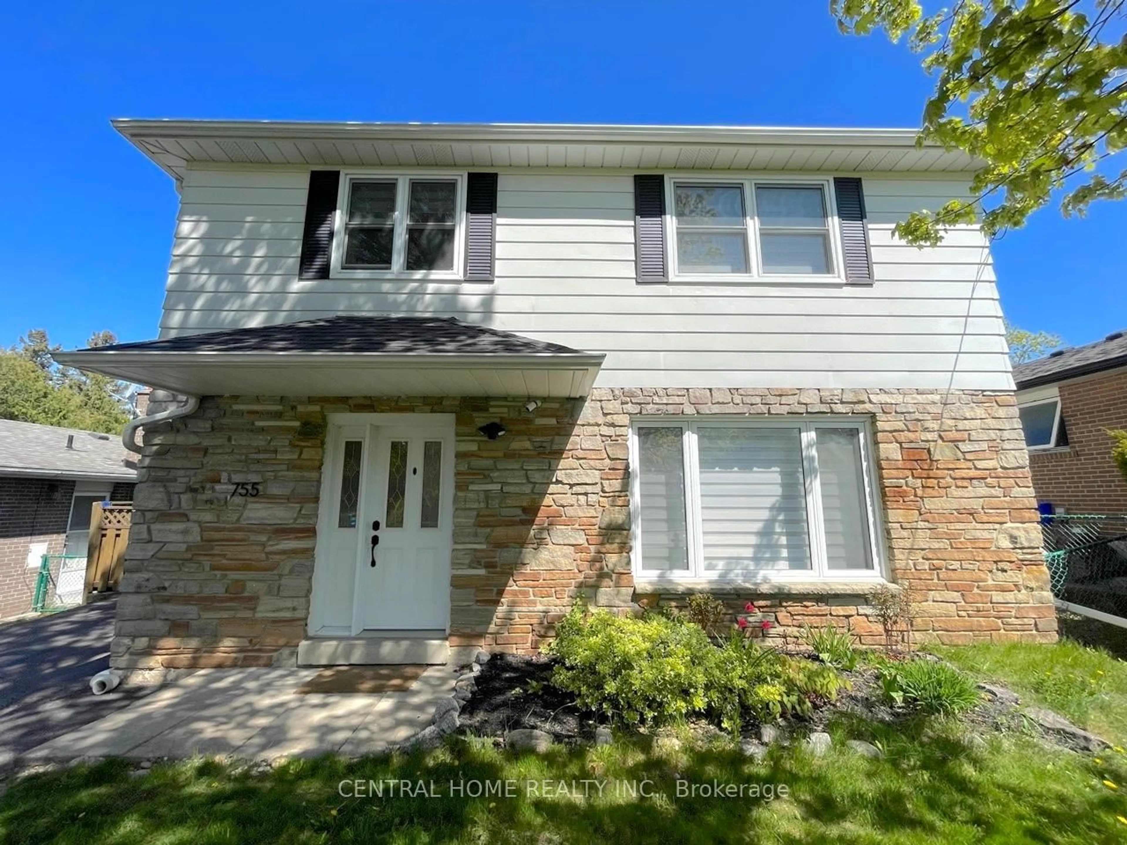 Home with vinyl exterior material, street for 755 Botany Hill Cres, Newmarket Ontario L3Y 3A7