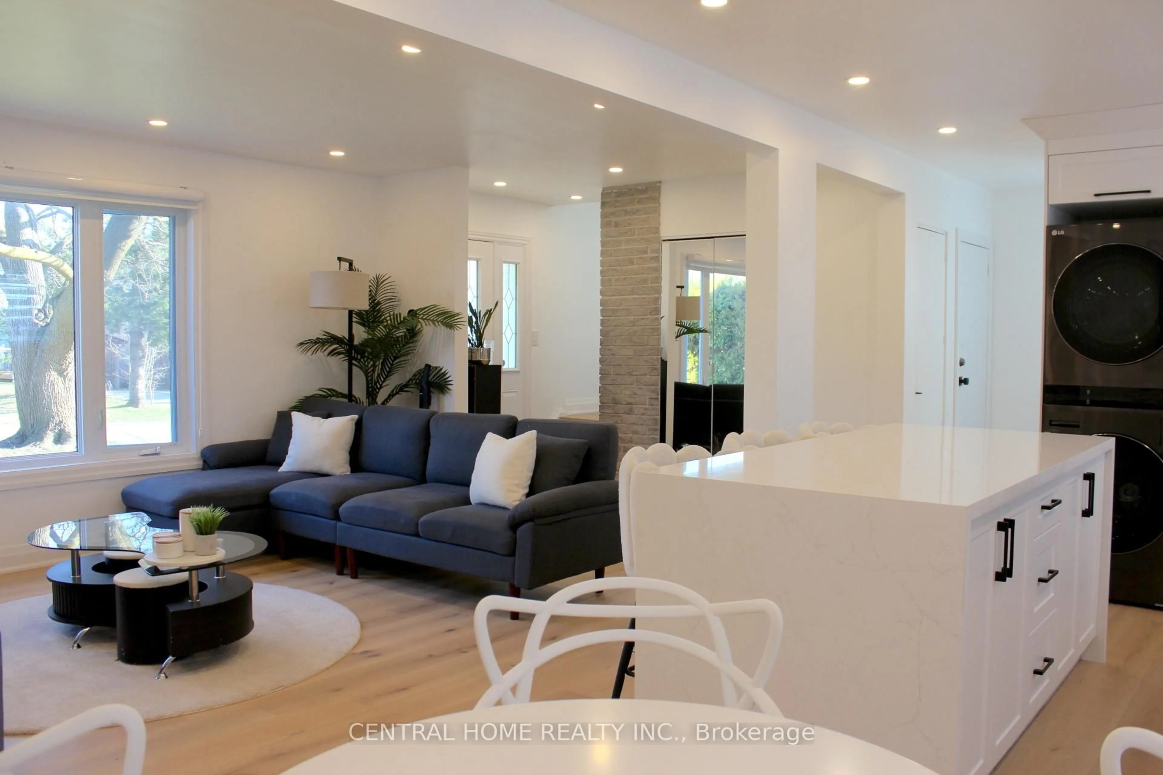 Living room with furniture, unknown for 755 Botany Hill Cres, Newmarket Ontario L3Y 3A7