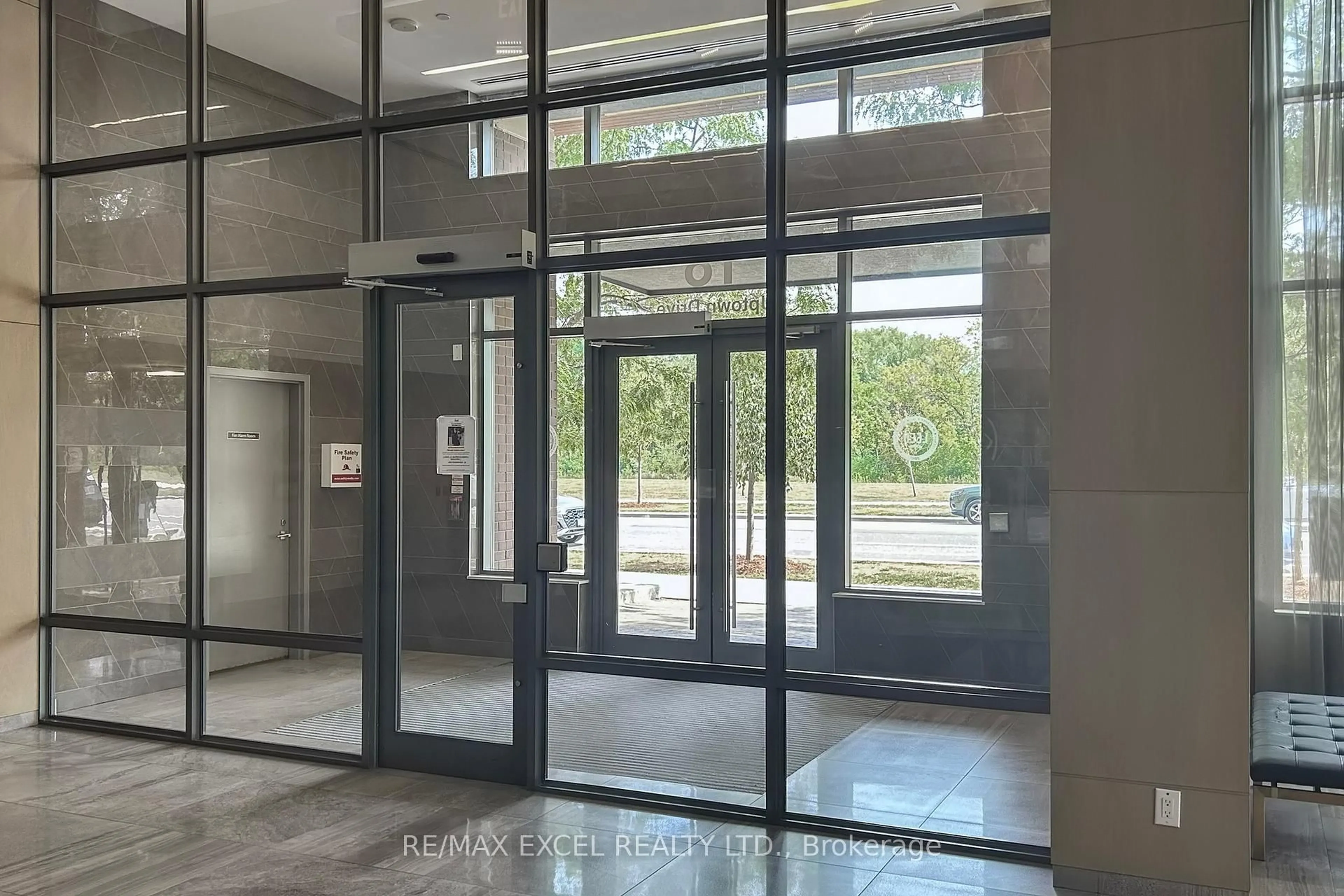 Indoor foyer for 18 Uptown Dr #207, Markham Ontario L3R 5M5