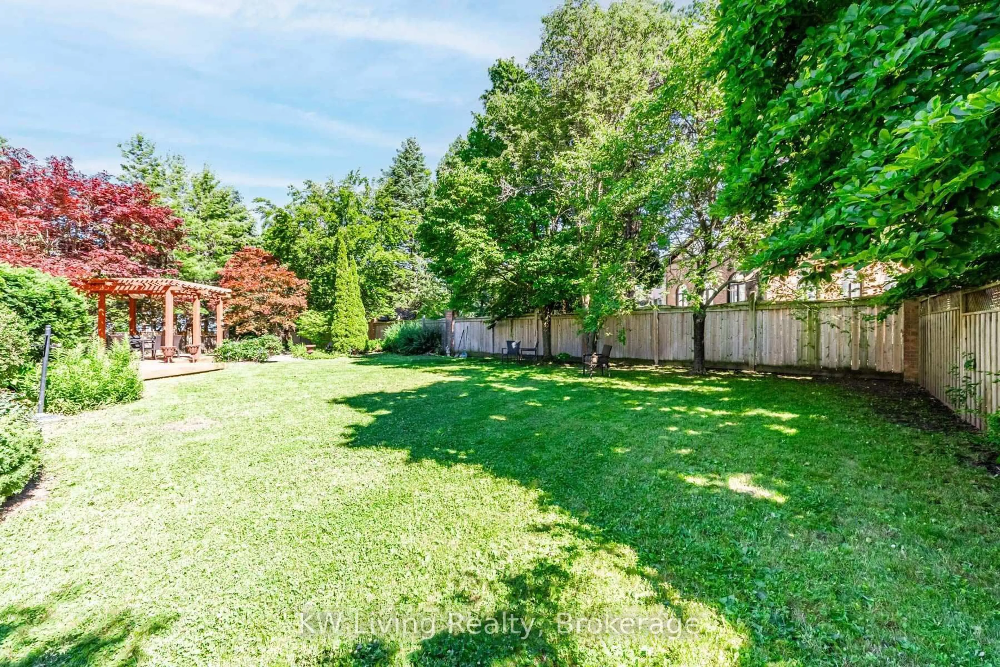 Patio, forest/trees view for 23 Vesta Dr, Richmond Hill Ontario L4B 2M2