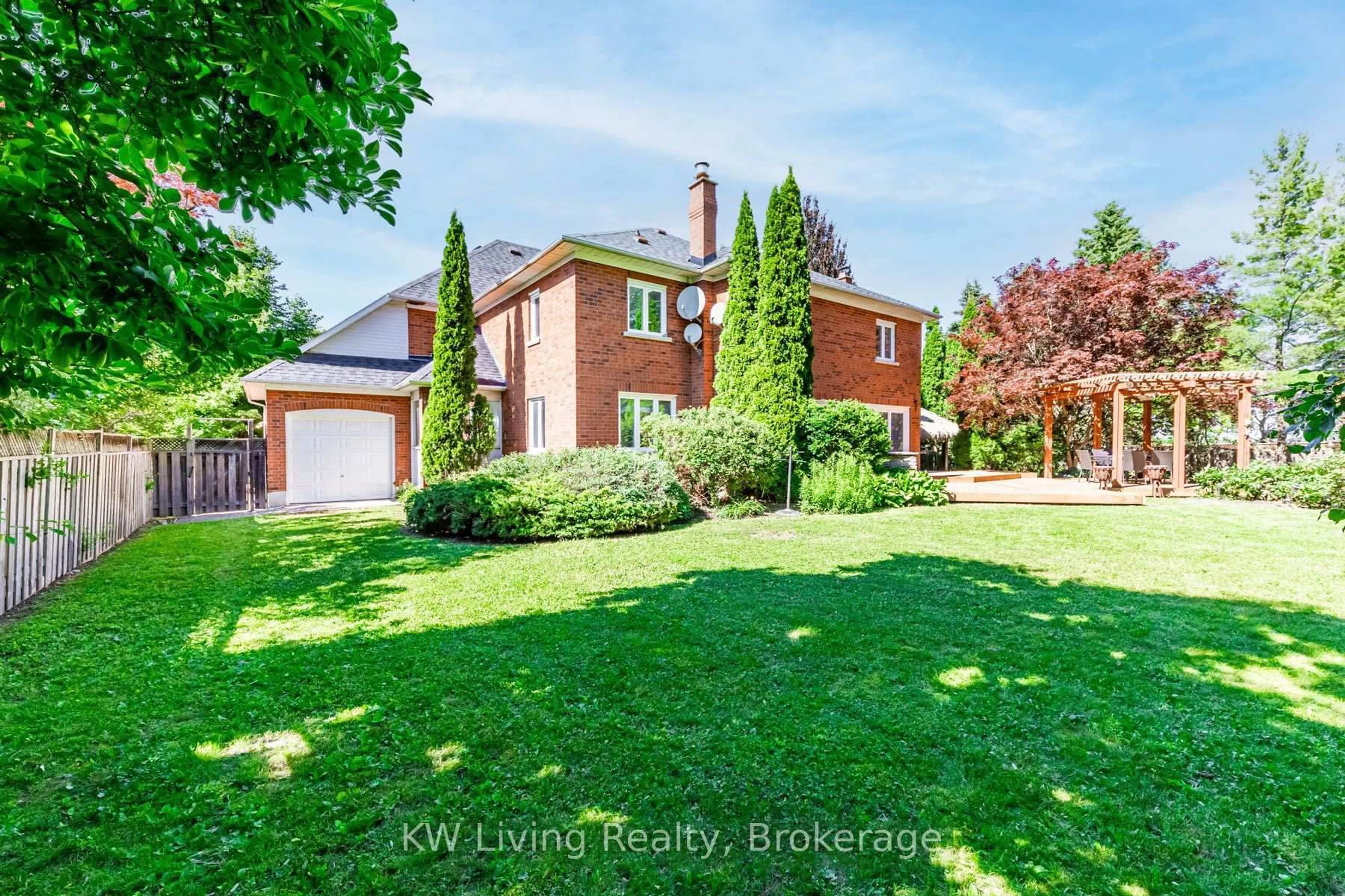 A pic from outside/outdoor area/front of a property/back of a property/a pic from drone, street for 23 Vesta Dr, Richmond Hill Ontario L4B 2M2