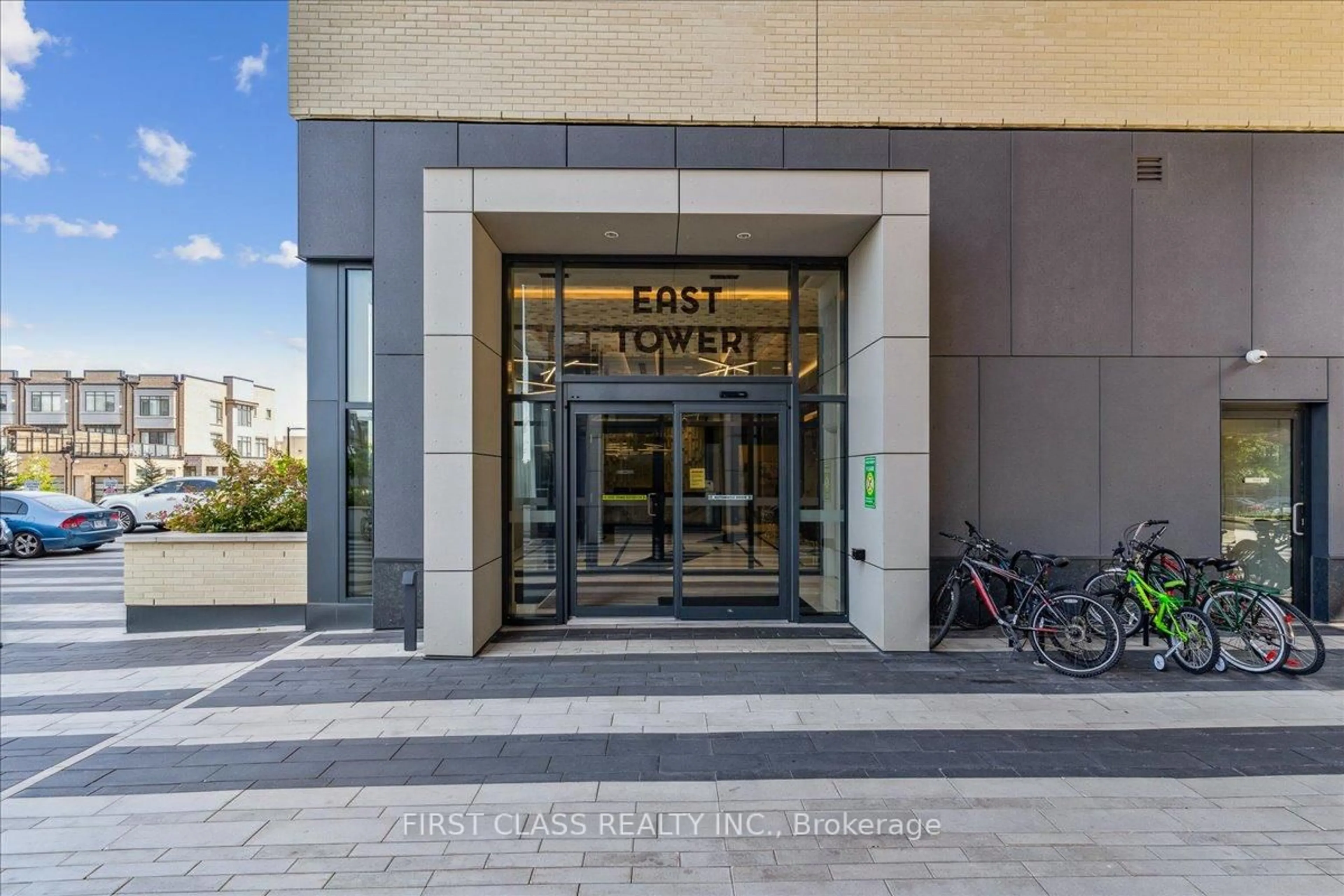 Indoor foyer for 100 Eagle Rock Way #403, Vaughan Ontario L6A 5B9