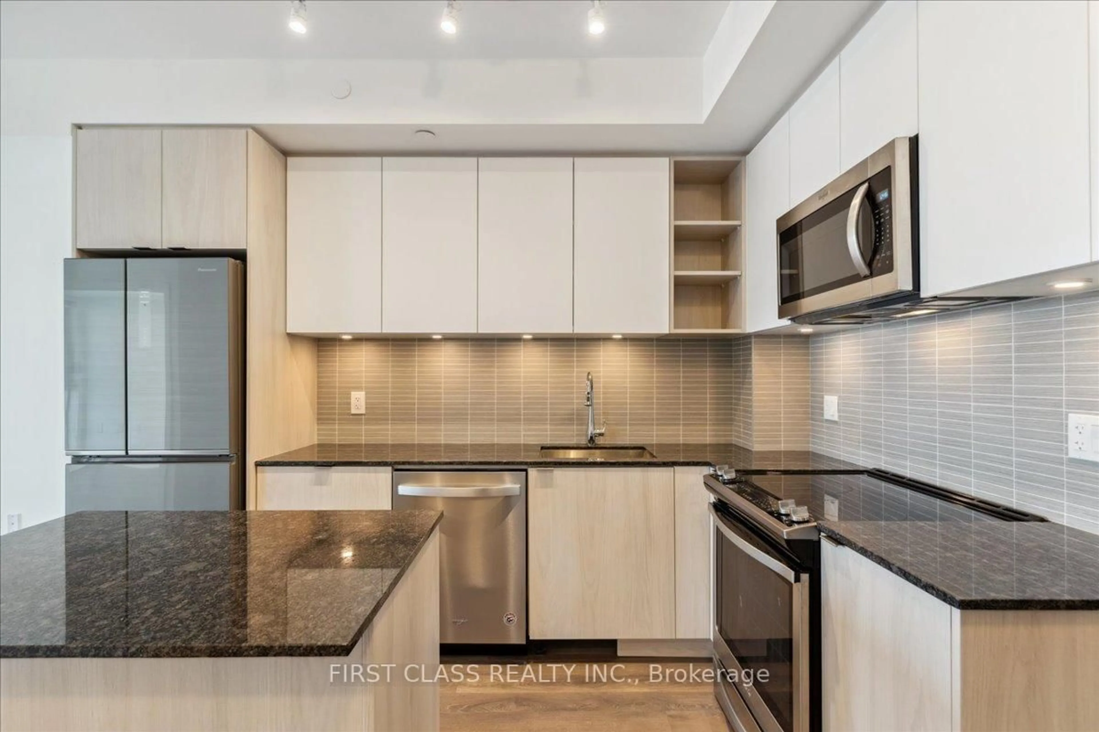 Standard kitchen, ceramic/tile floor for 100 Eagle Rock Way #403, Vaughan Ontario L6A 5B9