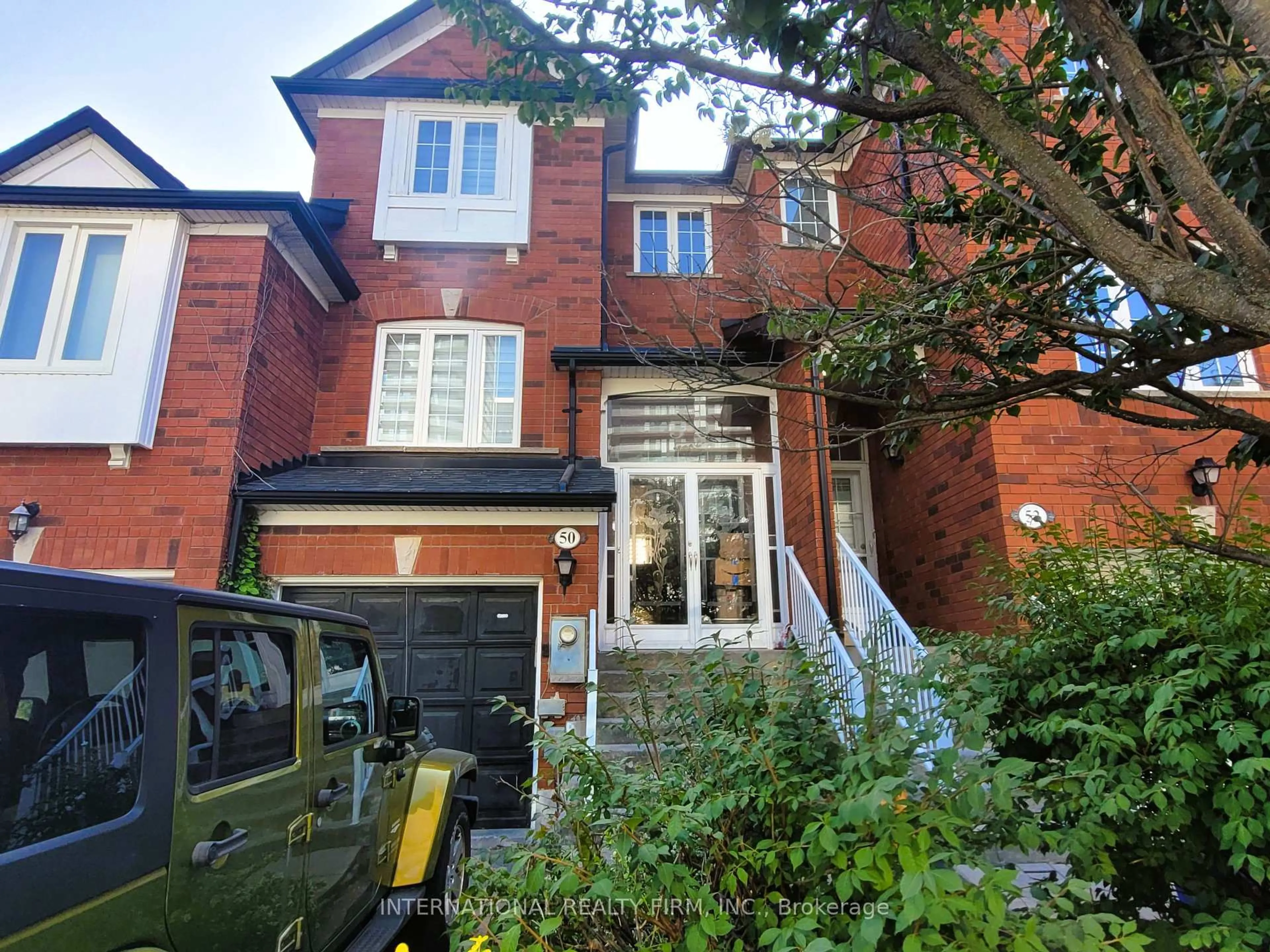 A pic from outside/outdoor area/front of a property/back of a property/a pic from drone, street for 50 Beresford Dr, Richmond Hill Ontario L4B 4J6