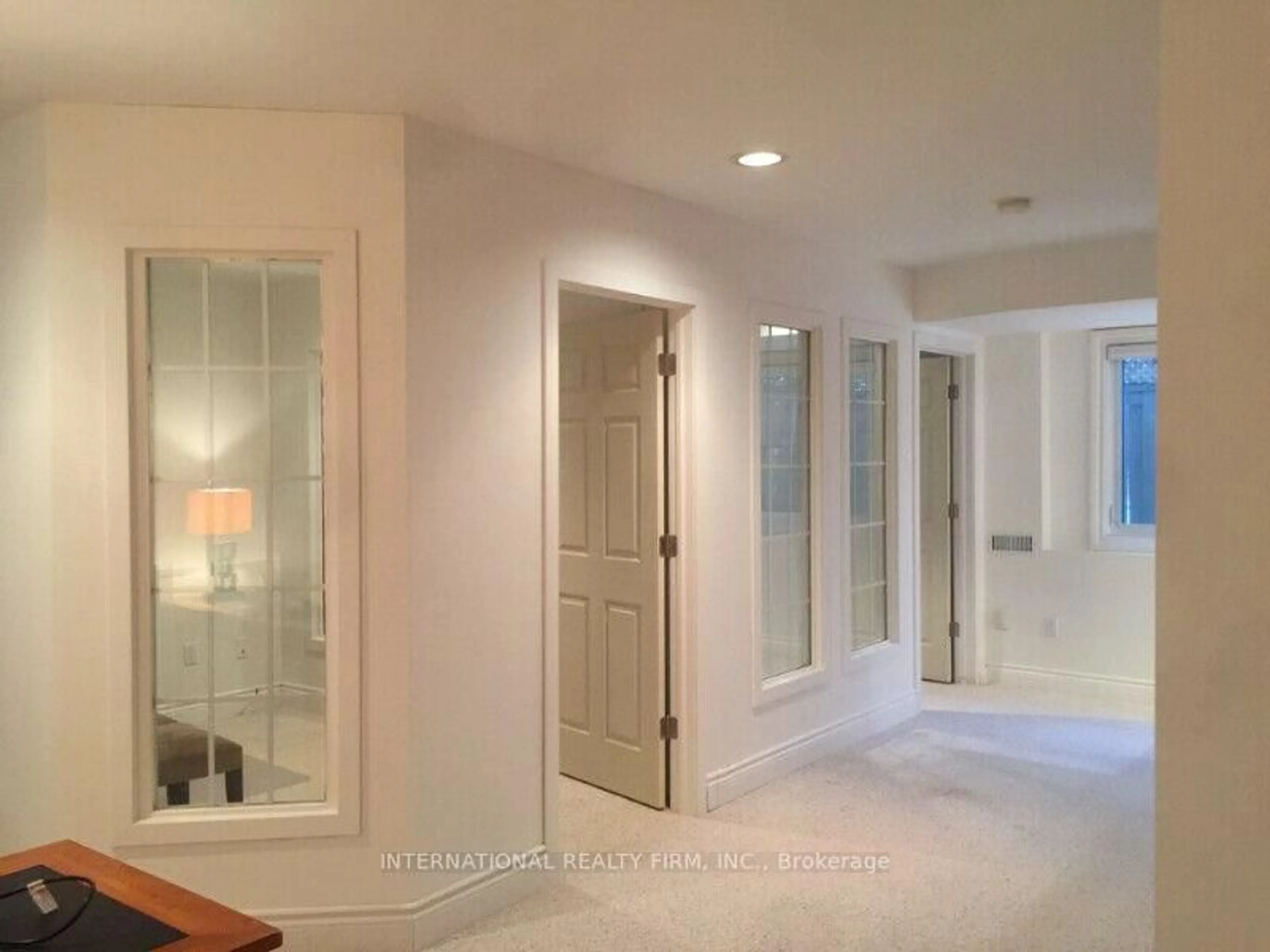 Indoor entryway for 276 Sheridan Crt, Newmarket Ontario L3Y 8P9