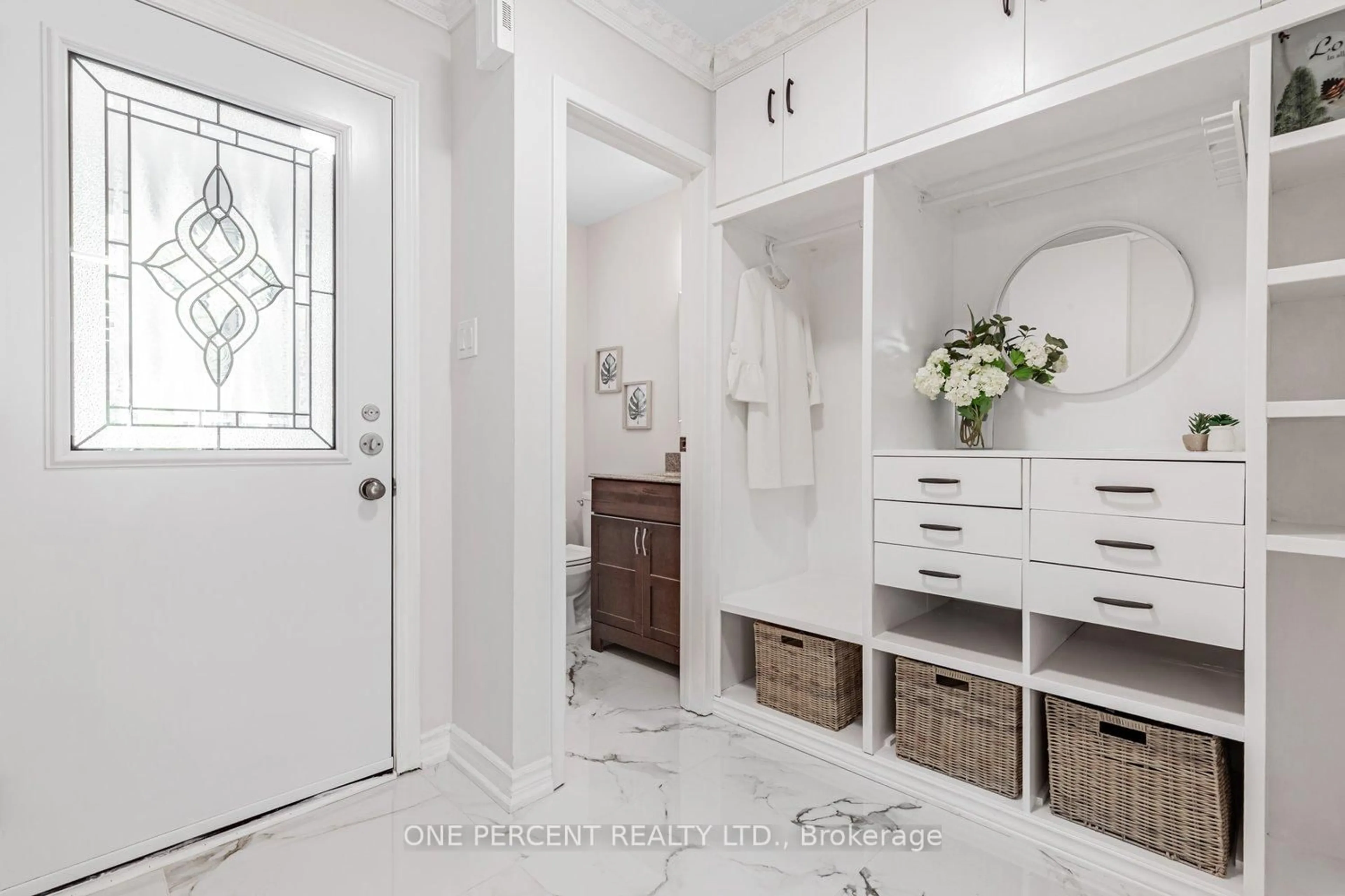 Indoor entryway for 37 Lansbury Crt, Vaughan Ontario L4J 5K1