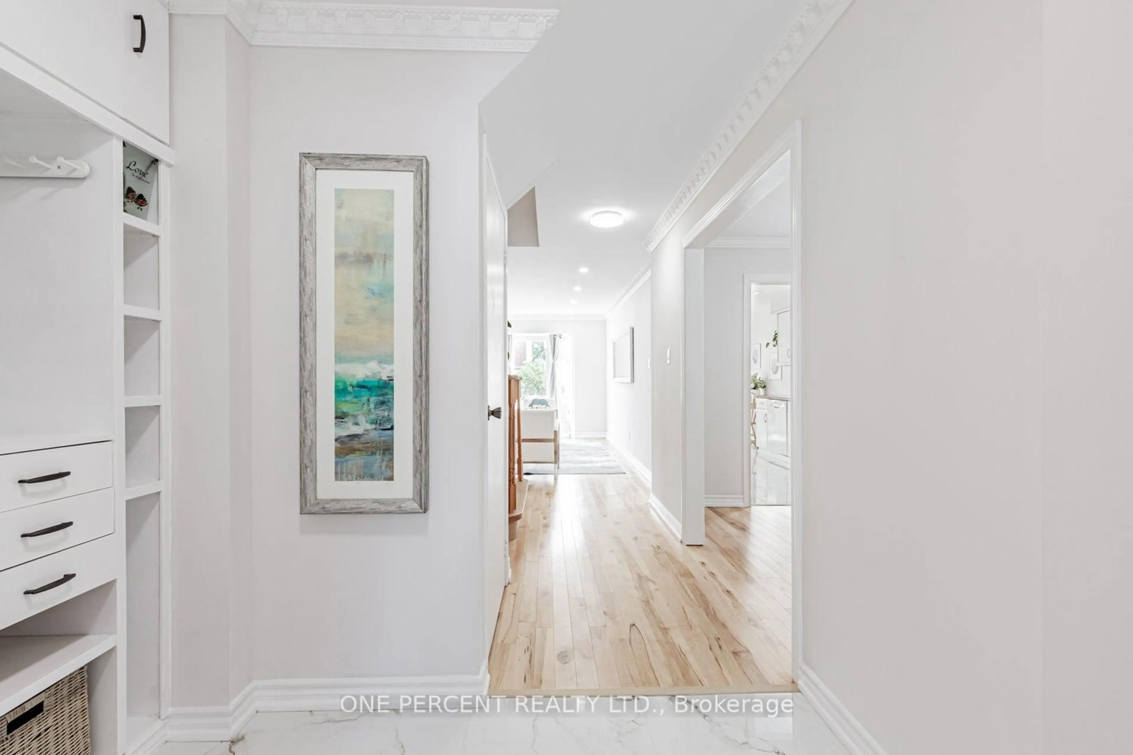 Indoor entryway for 37 Lansbury Crt, Vaughan Ontario L4J 5K1