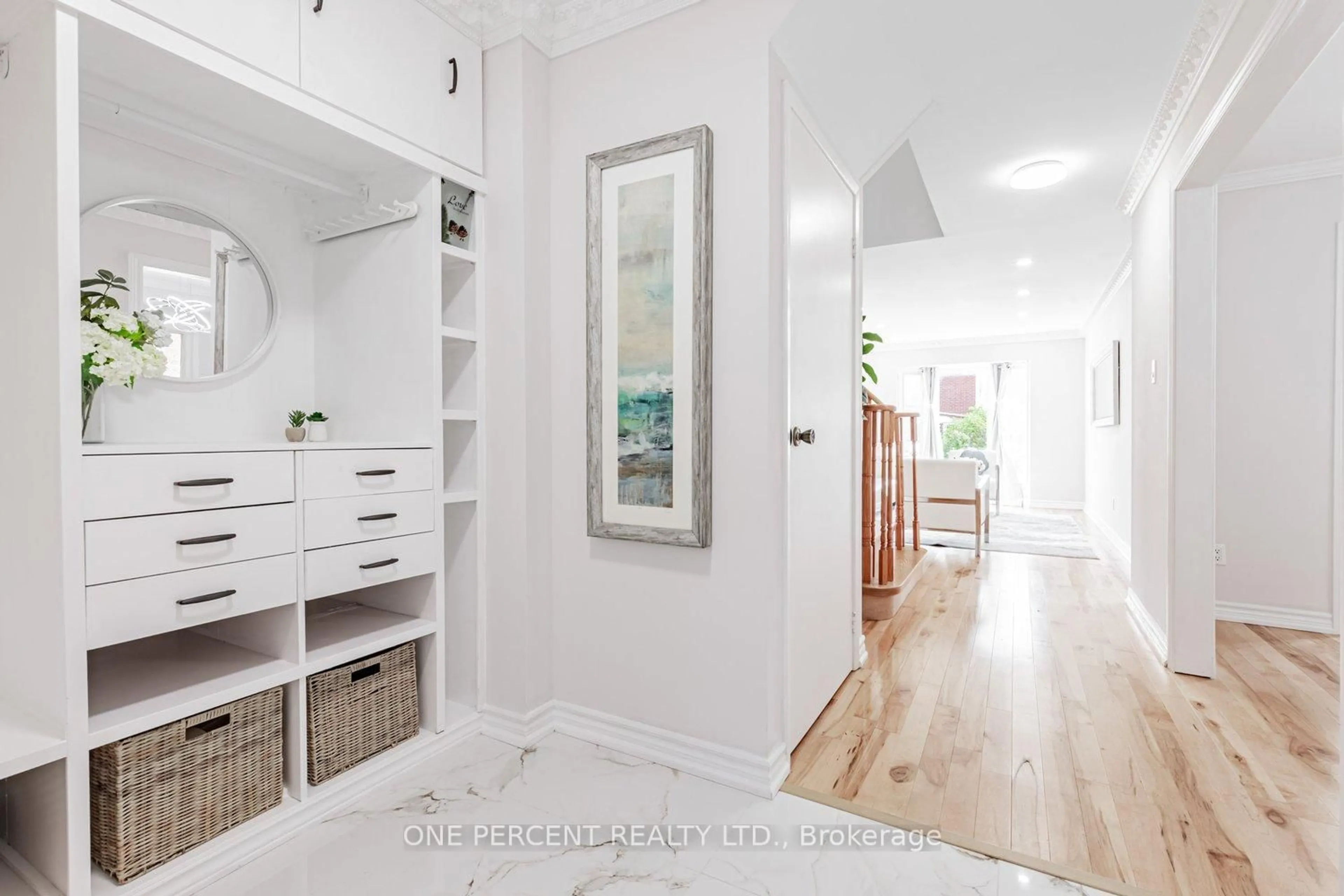 Indoor entryway for 37 Lansbury Crt, Vaughan Ontario L4J 5K1