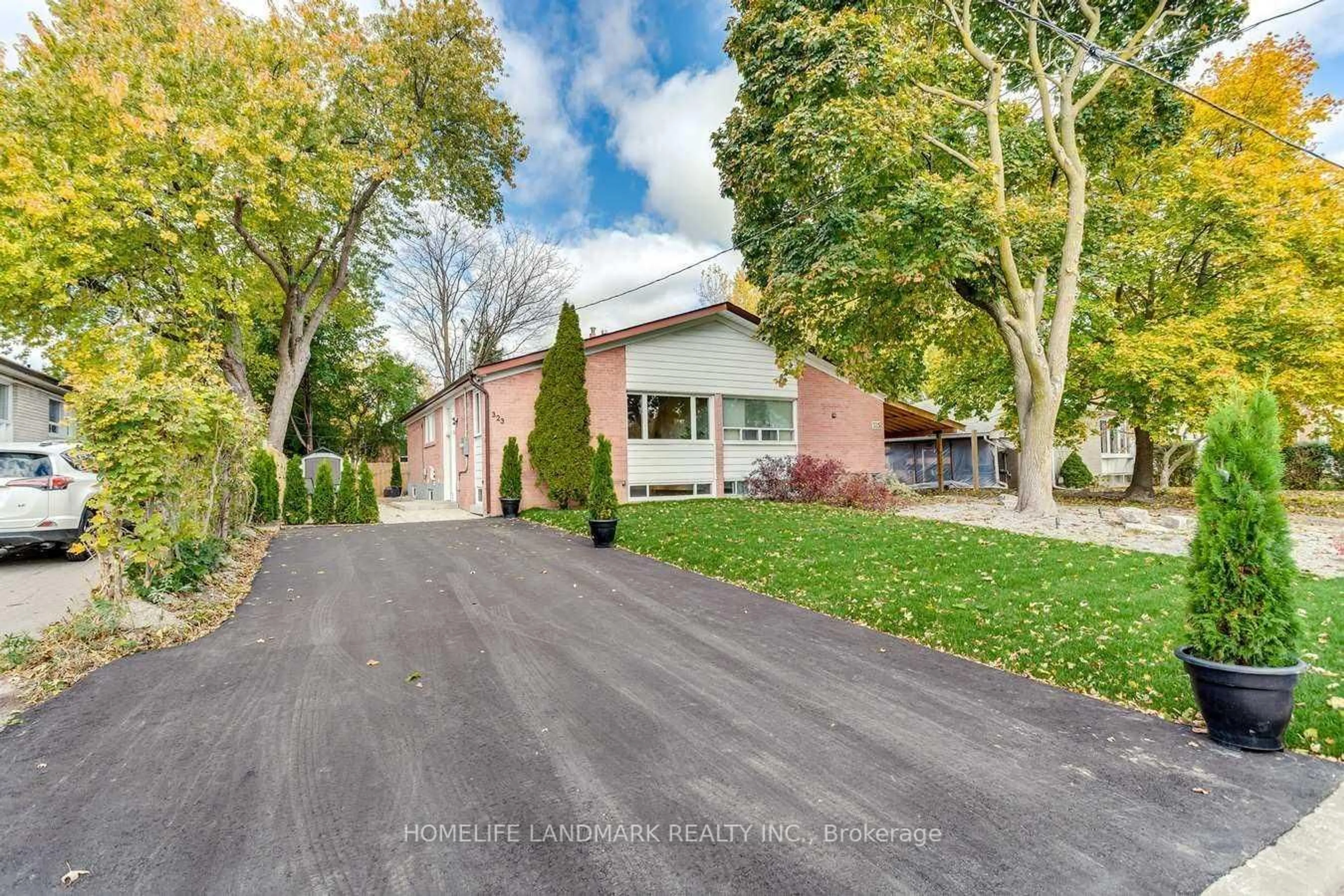 A pic from outside/outdoor area/front of a property/back of a property/a pic from drone, street for 323 Kerswell Dr, Richmond Hill Ontario L4C 2X1