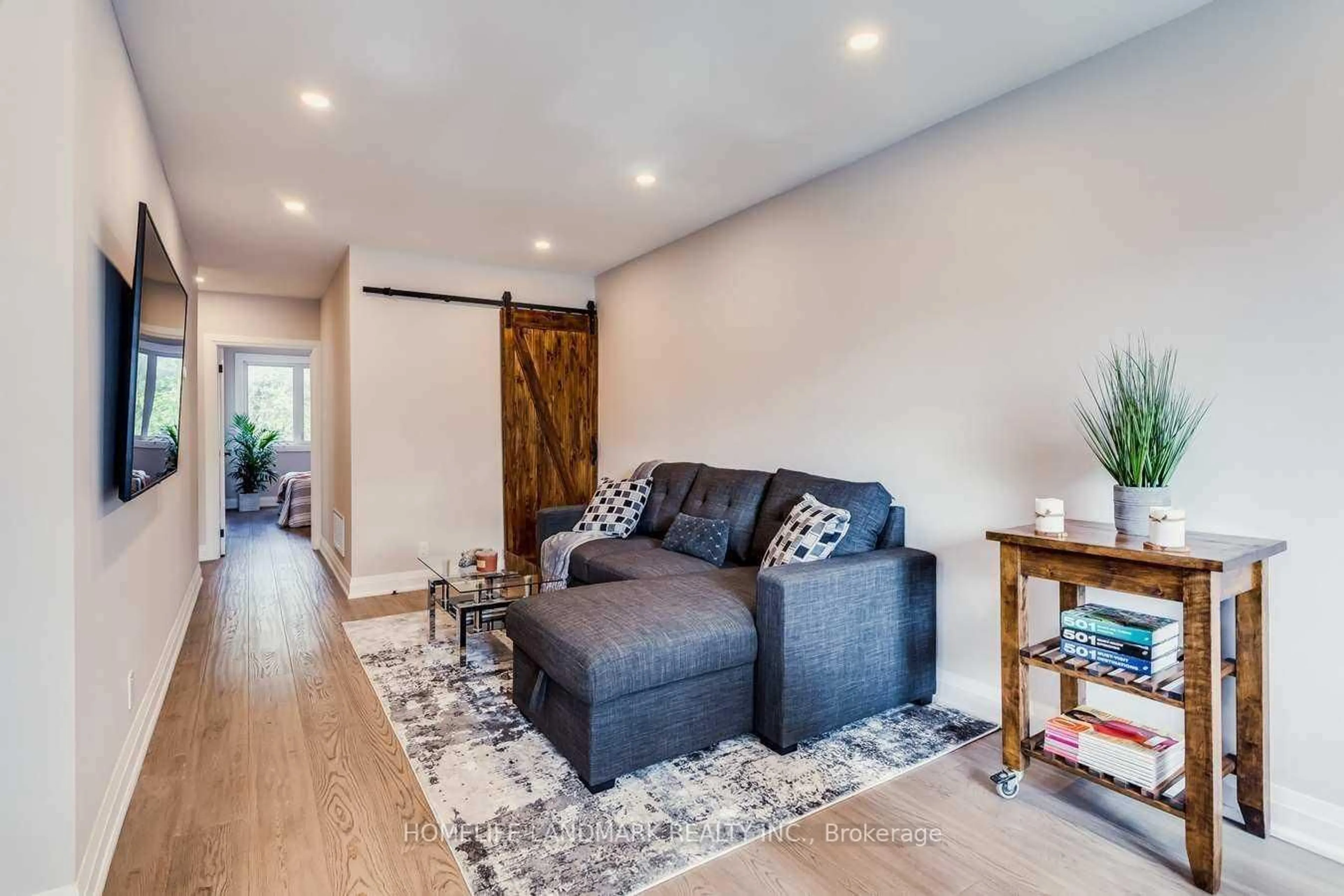 Living room with furniture, wood/laminate floor for 323 Kerswell Dr, Richmond Hill Ontario L4C 2X1