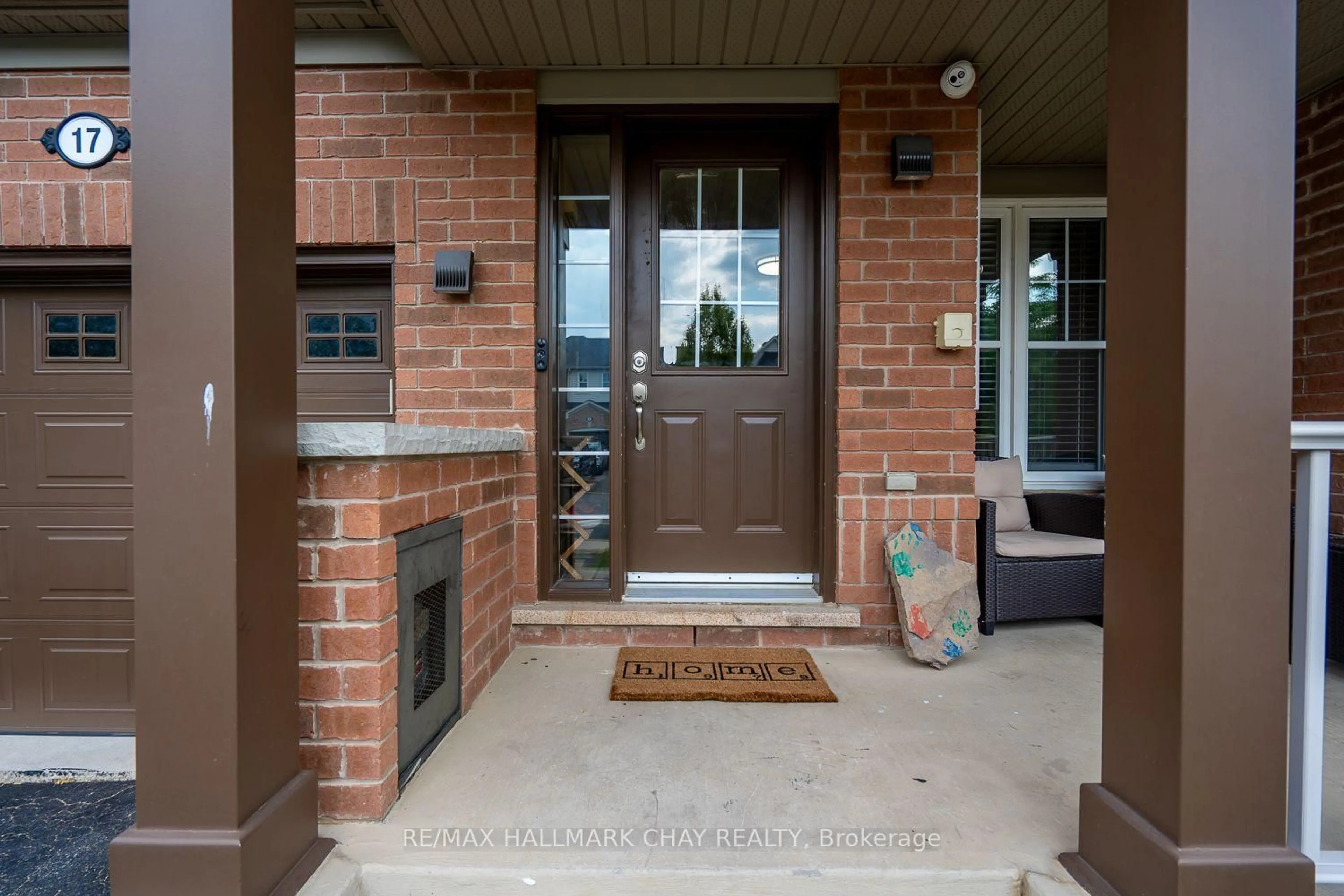 Indoor entryway for 17 Riley Rd, New Tecumseth Ontario L9R 0E7
