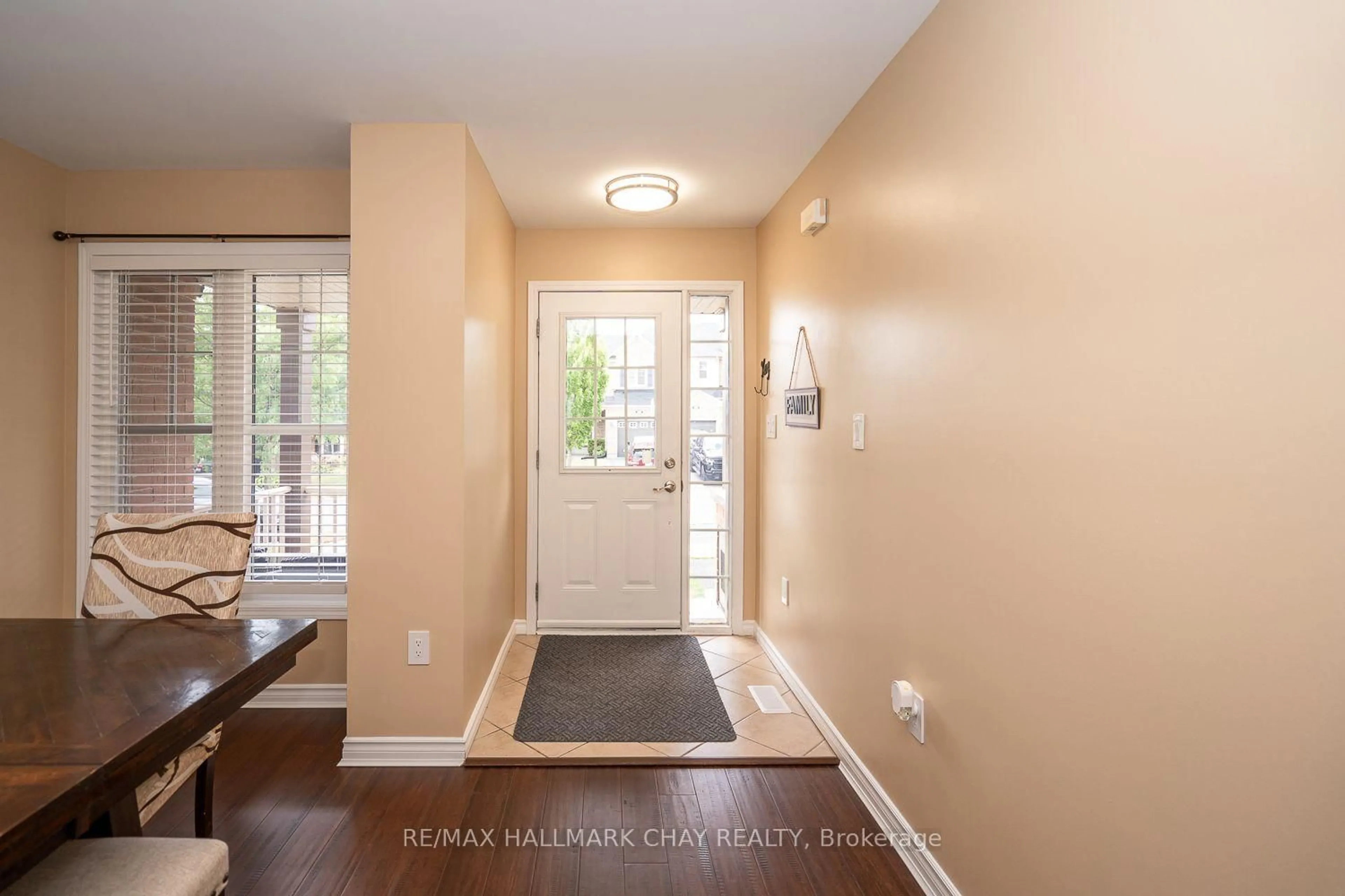 Indoor entryway for 17 Riley Rd, New Tecumseth Ontario L9R 0E7
