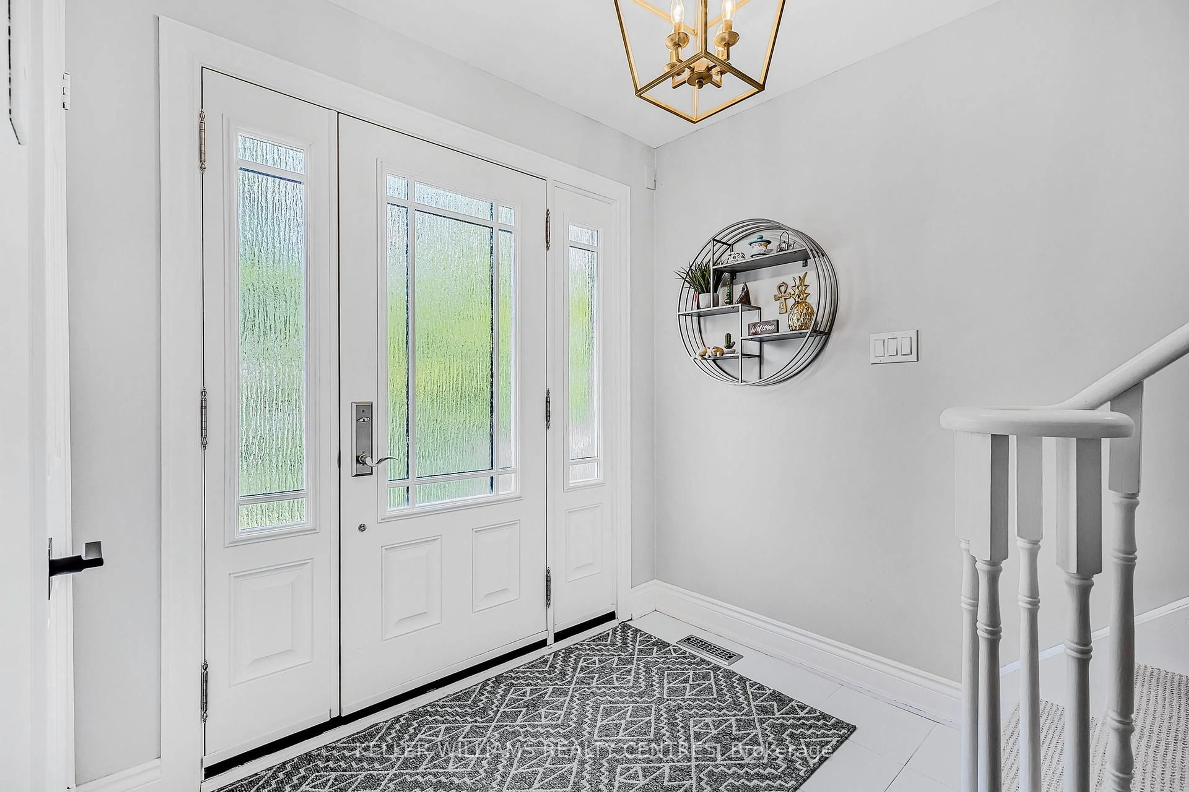 Indoor entryway for 107 Rhodes Circ, Newmarket Ontario L3X 1V2