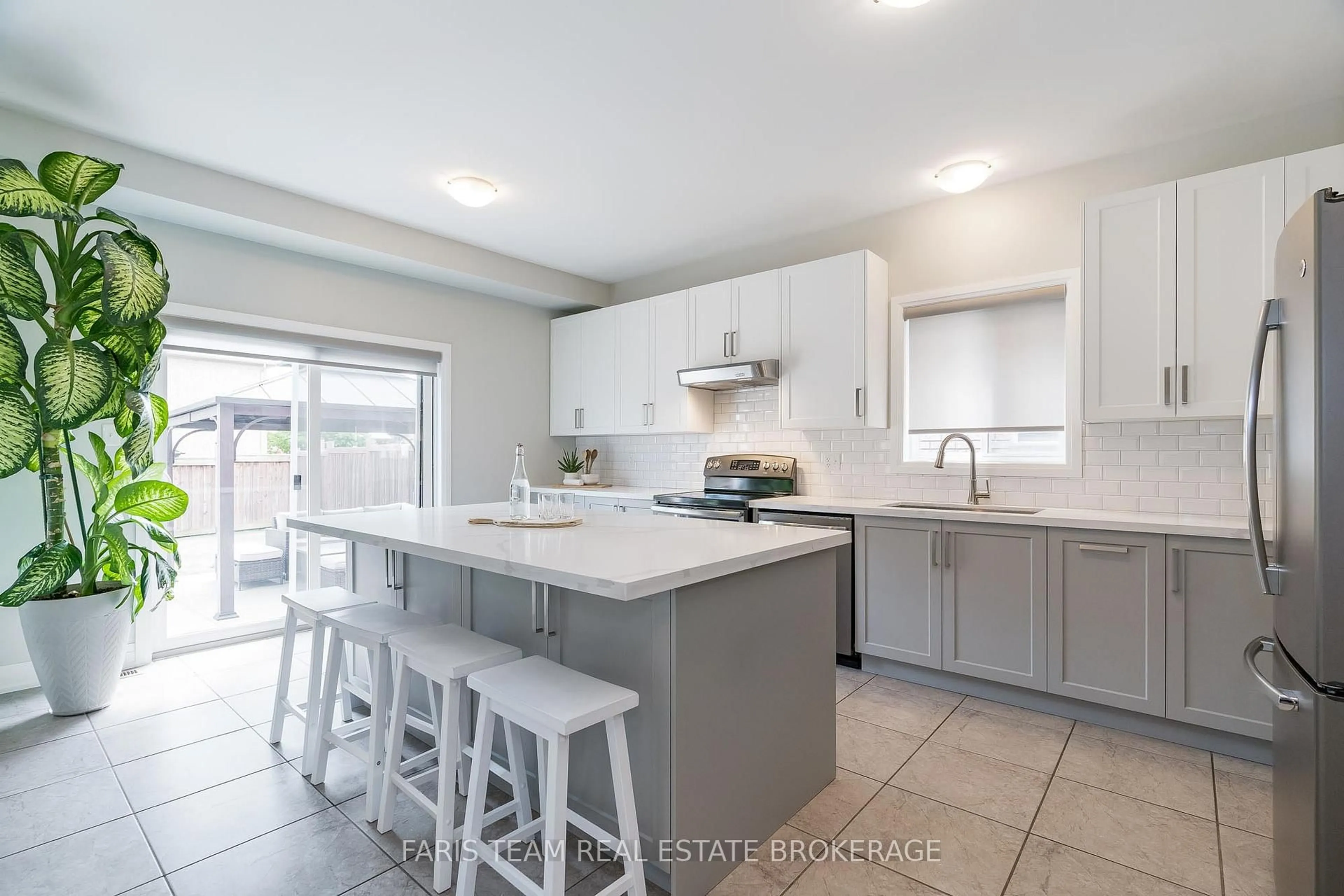 Open concept kitchen, ceramic/tile floor for 1377 Sheldon St, Innisfil Ontario L9S 0H6