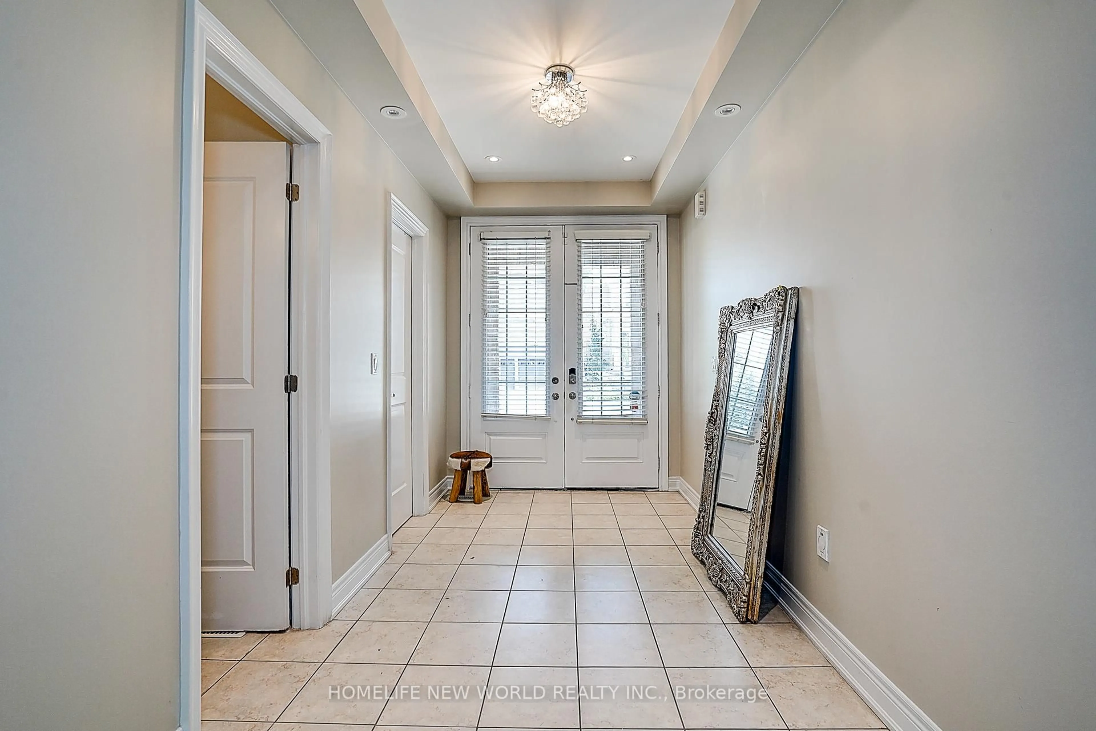 Indoor entryway for 253 Cannes Ave, Vaughan Ontario L4H 3W9